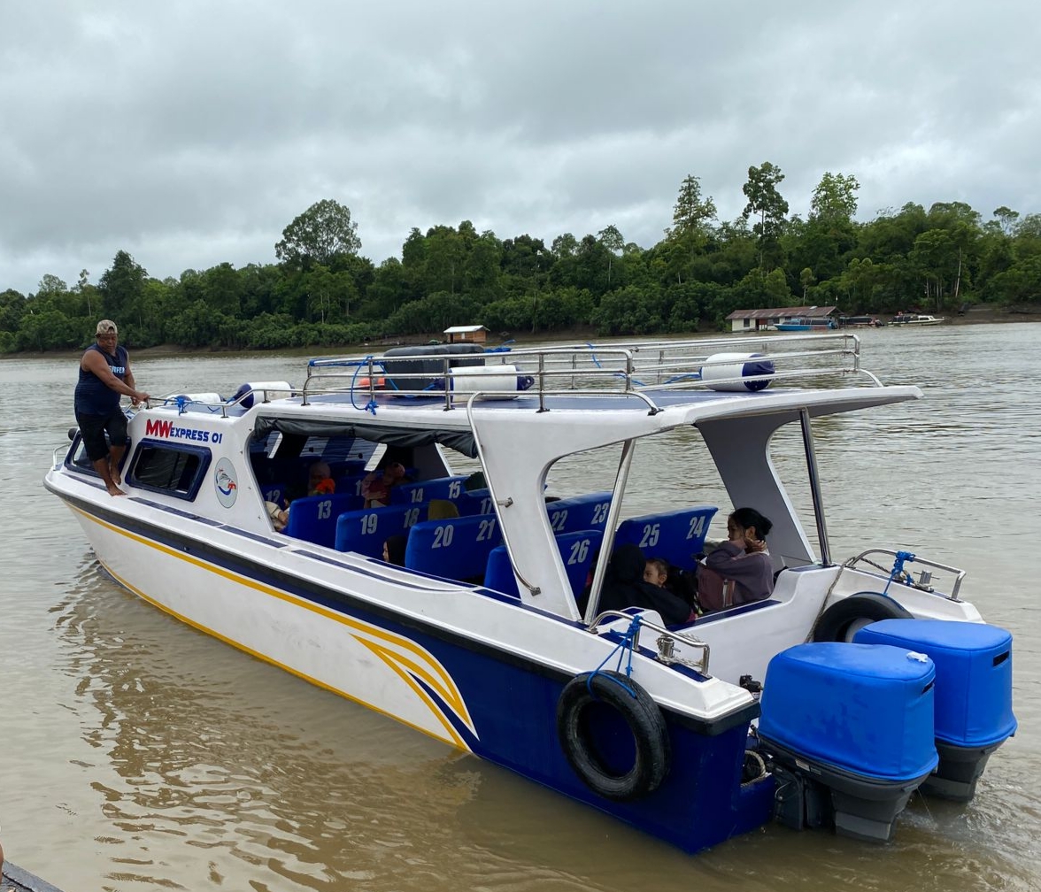 PILIHAN LAIN: Kapal cepat MW Express 01 menjadi pilihan warga setelah transportasi darat masih terkendala jalan yang rusak. (FOTO : IST)