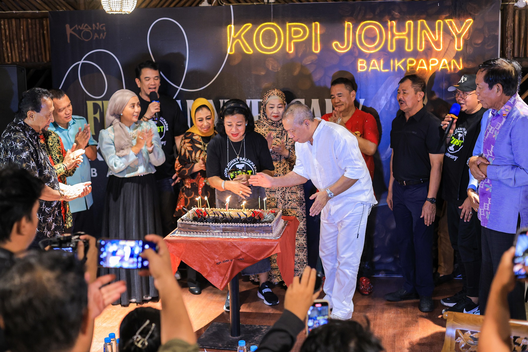 SELAMAT HARI JADI: Yunita Indarini (tengah) meniup lilin ulang tahun dirimya dan yang pertama pertama bagi Kopi Johny Balikpapan, disaksikan para tamu dan undangan, Sabtu (22/6).