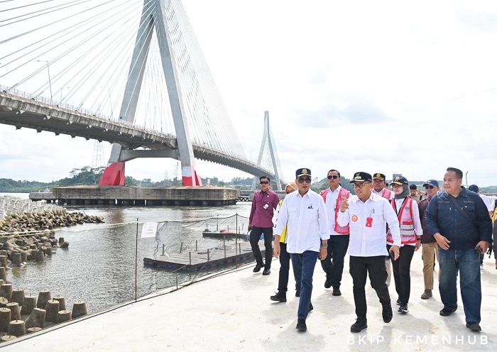 CEK LOKASI: Menhub Budi Karya Sumadi saat mengunjungi Jembatan Pulau Balang, Jumat (21/6). Jembatan Pulau Balang ini akan menjadi rute yang dilintasi kapal wisata IKN dari Pelabuhan Semayang. (ist)