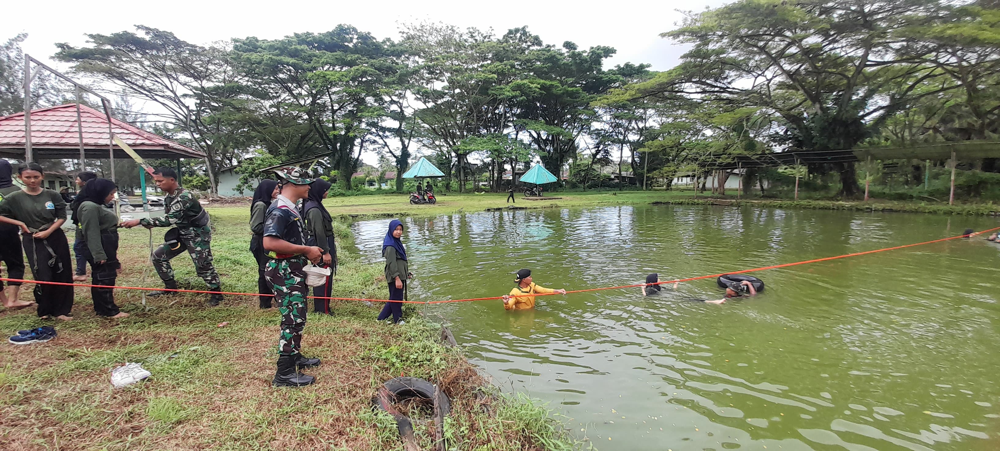 LEWATI RINTANGAN: Para peserta diajarkan berani melewati rintangan untuk memupuk keberanian diri. Kegiatan outbound yang dilaksanakan diikuti antusias dan semangat yang tinggi.