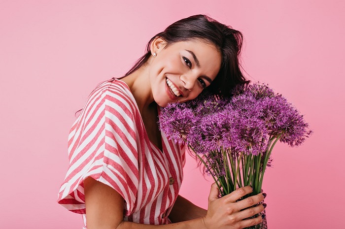 Ilustrasi seorang wanita dengan lesung pipi. (freepik.com)