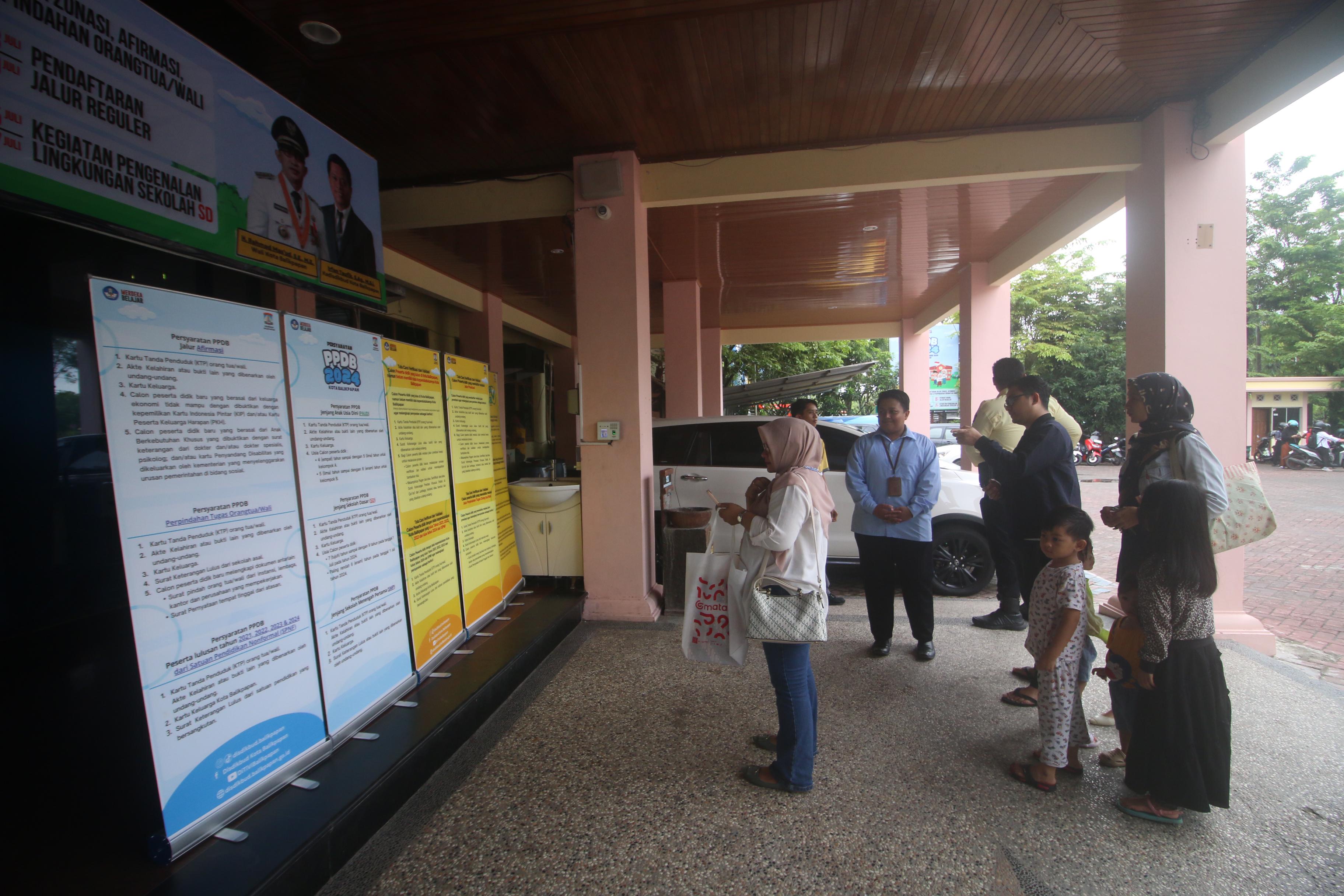 PUSAT INFORMASI: Warga yang ingin bertanya seputar tahapan dan syarat-syarat berkas untuk PPDB bisa datang ke Disdikbud selama jam kerja pukul 08.00 &ndash; 16.30 Wita. (Foto: Anggi/KP)