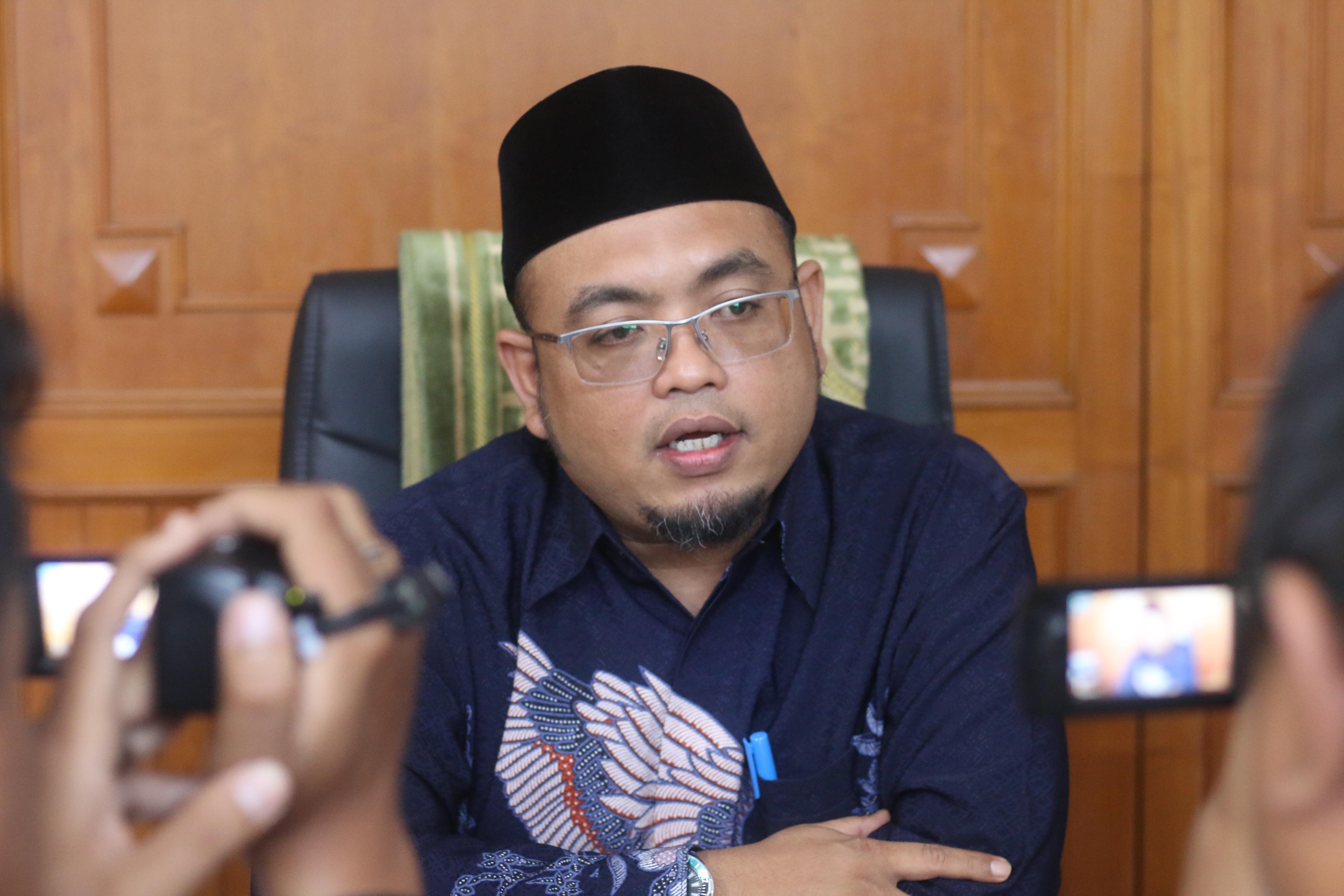 LAKSANAKAN PUTUSAN: Ketua KPU Balikpapan Prakoso Yudho Lelono saat diwawancarai awak media tentang persiapan PSSU. (Foto: Anggi/KP)