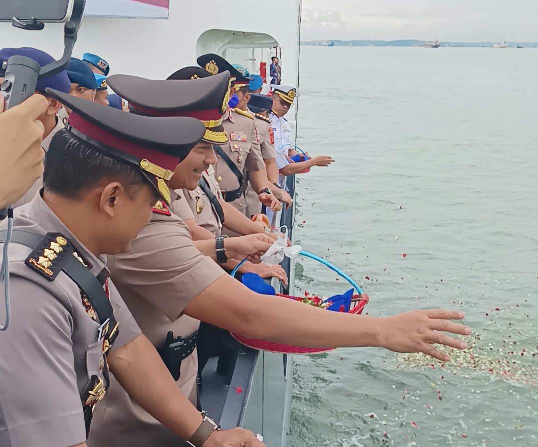 TABUR BUNGA: Gelar upacara di atas kapal sekaligus tabur bunga ke laut untuk mengenang jasa para pahlawan yang gugur.&nbsp;