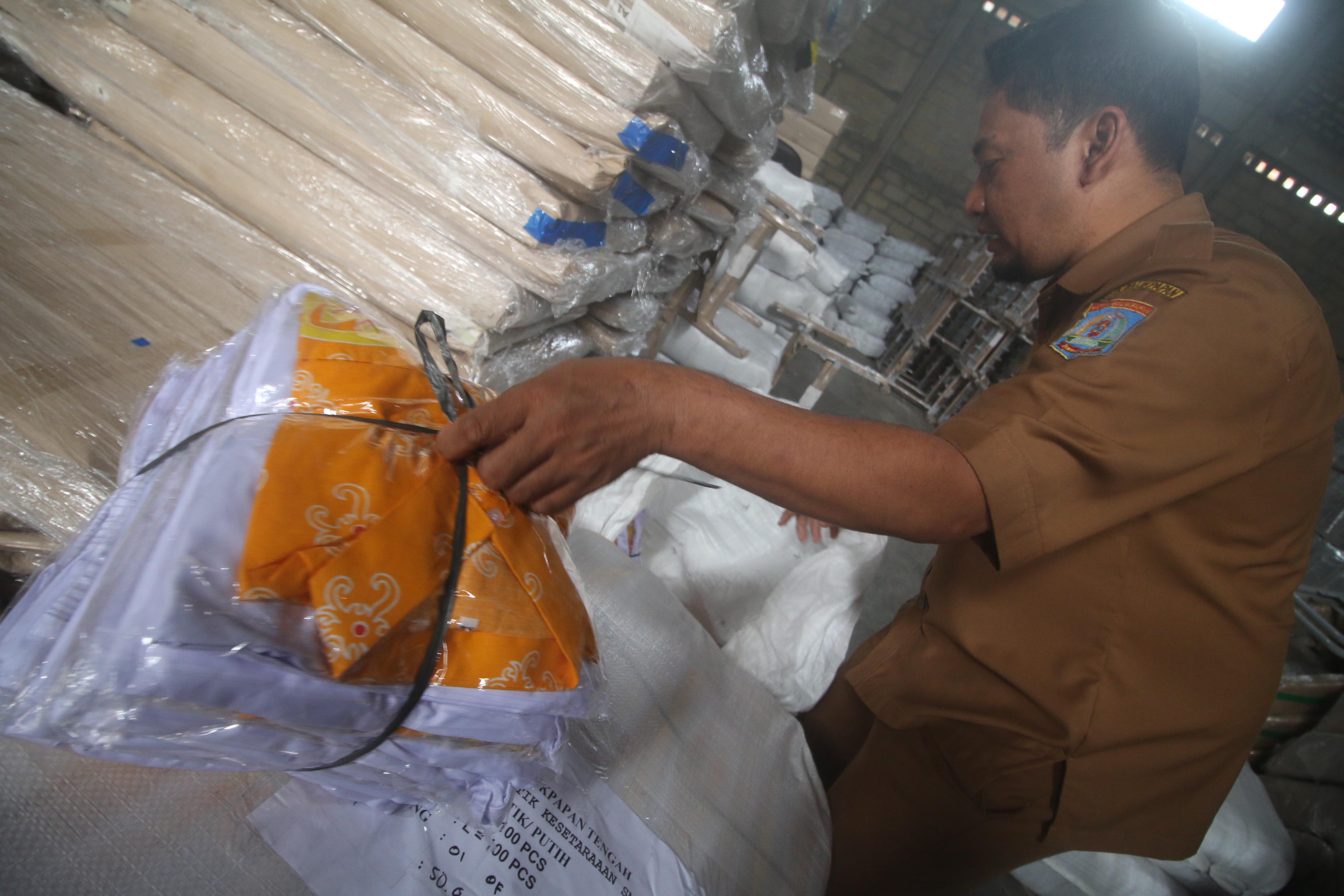 BANTUAN SERAGAM:&nbsp; Saat ini, produksi bantuan seragam gratis sudah 100 persen. Disdikbud Balikpapan akan mendistribusikan seragam kepada peserta didik saat daftar ulang. (Foto: Anggi/KP)