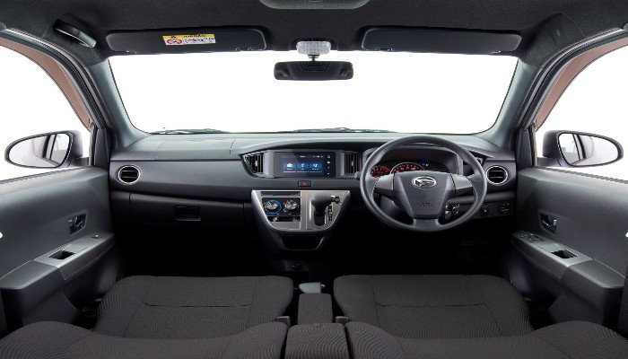 ELEGAN: Suasana kabin yang memiliki nuansa sporty dan elegan dengan sentuhan warna gelap pada area dashboard, headlining, sunvisor, assist grip, rear air circulator, dan frame lampu interior.