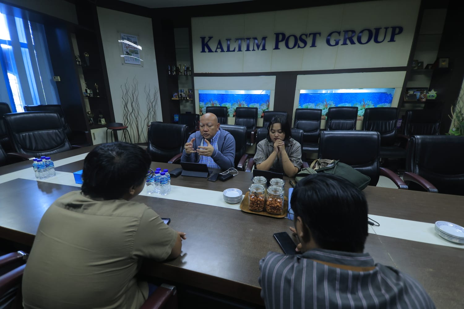 Ketua Pembina Yayasan Mitra Hijau, Dicky Edwin Hindarto (kiri depan) saat berkunjung ke Gedung Biru Kaltim Post. (Foto: Fuad/KP)