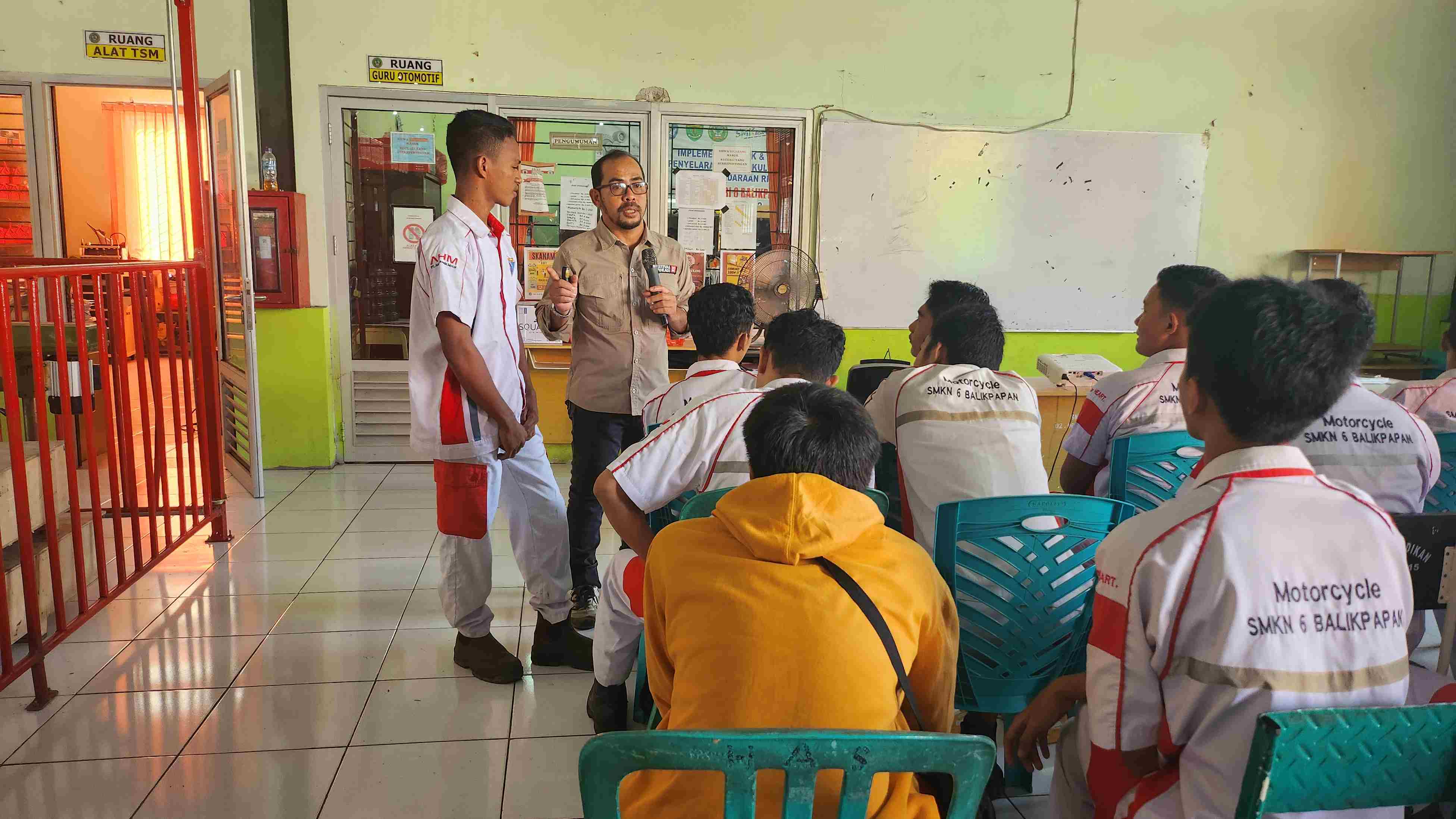 EDUKASI GENERASI MUDA : Agenda Educate For You diadakan di SMK 6 Balikpapan dengan diskusi bertemakan Memilah dan Mencegah Informasi Berita Hoax di Era Digital.