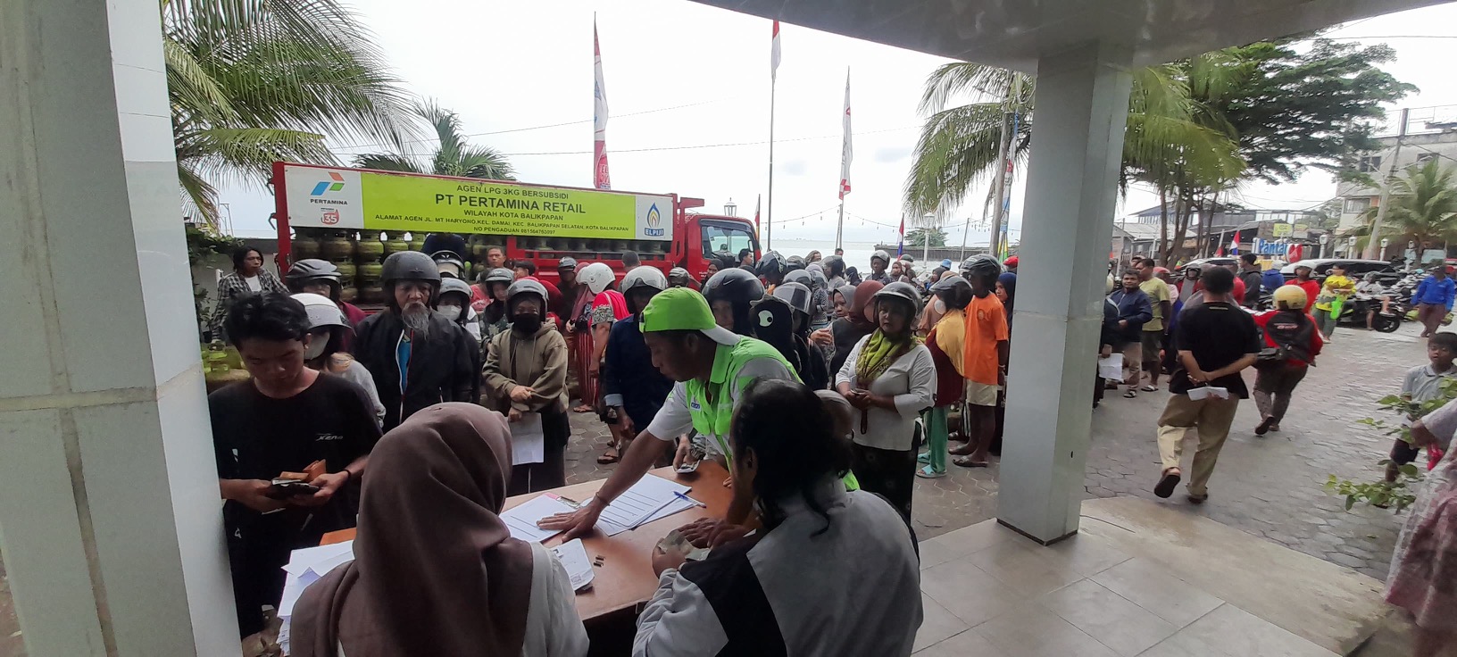 SERBU GAS : Warga di Kecamatan Balikpapan Kota mengantre untuk mendapatkan tabung gas 3 kilogram dalam operasi pasar yang digelar.