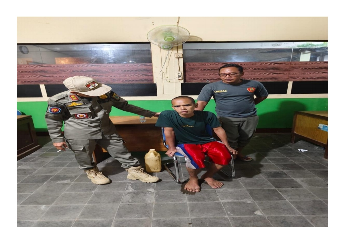 DIAMANKAN: Pria yang diduga ODGJ ditertibakan oleh Satpol PP Balikpapan.