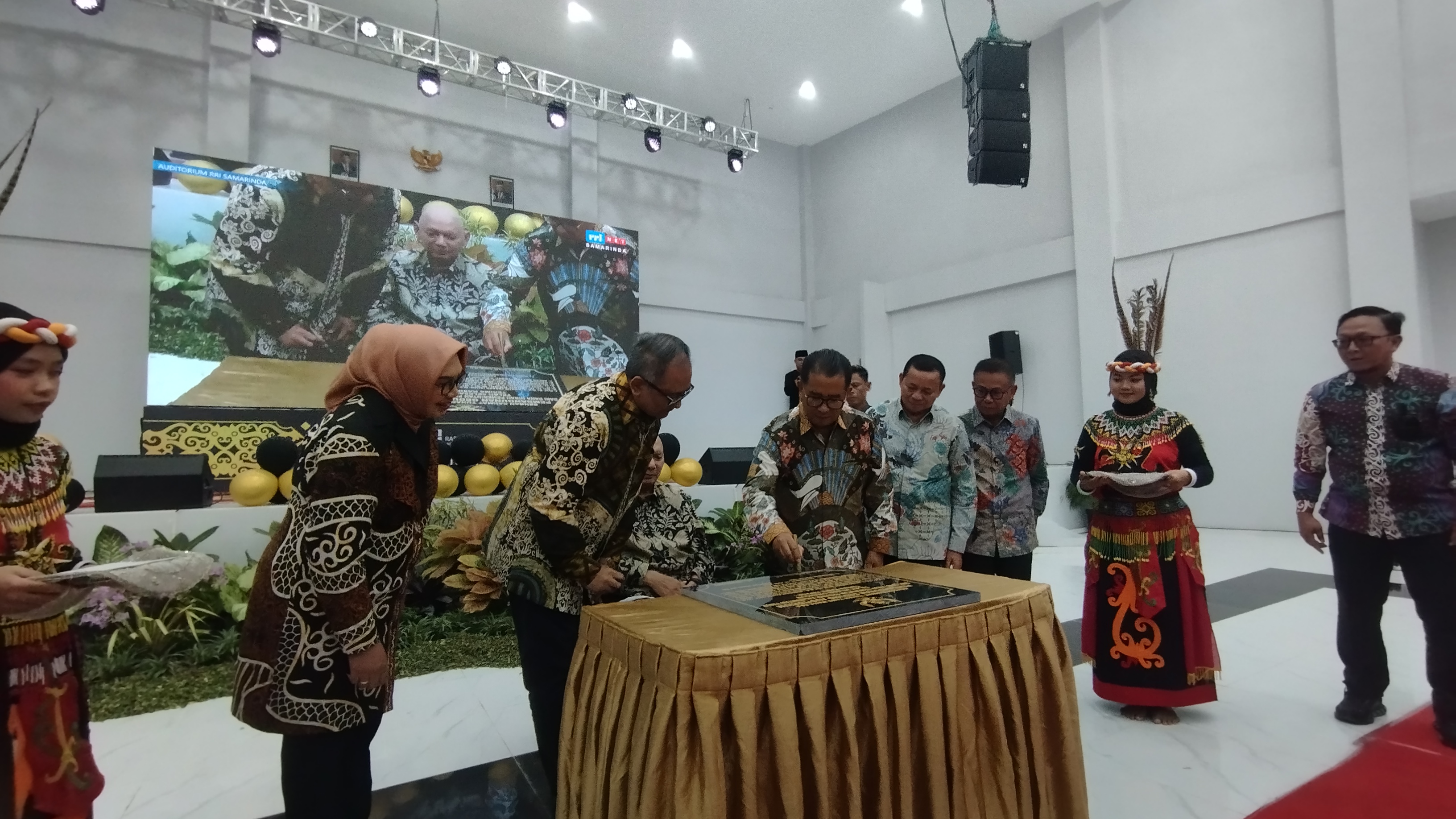 BARU: Akmal Malik menandatangani prasasti auditorium RRI dalam seremonial peresmian, Rabu (26/6). (FOTO: DENNY SAPUTRA/KP)