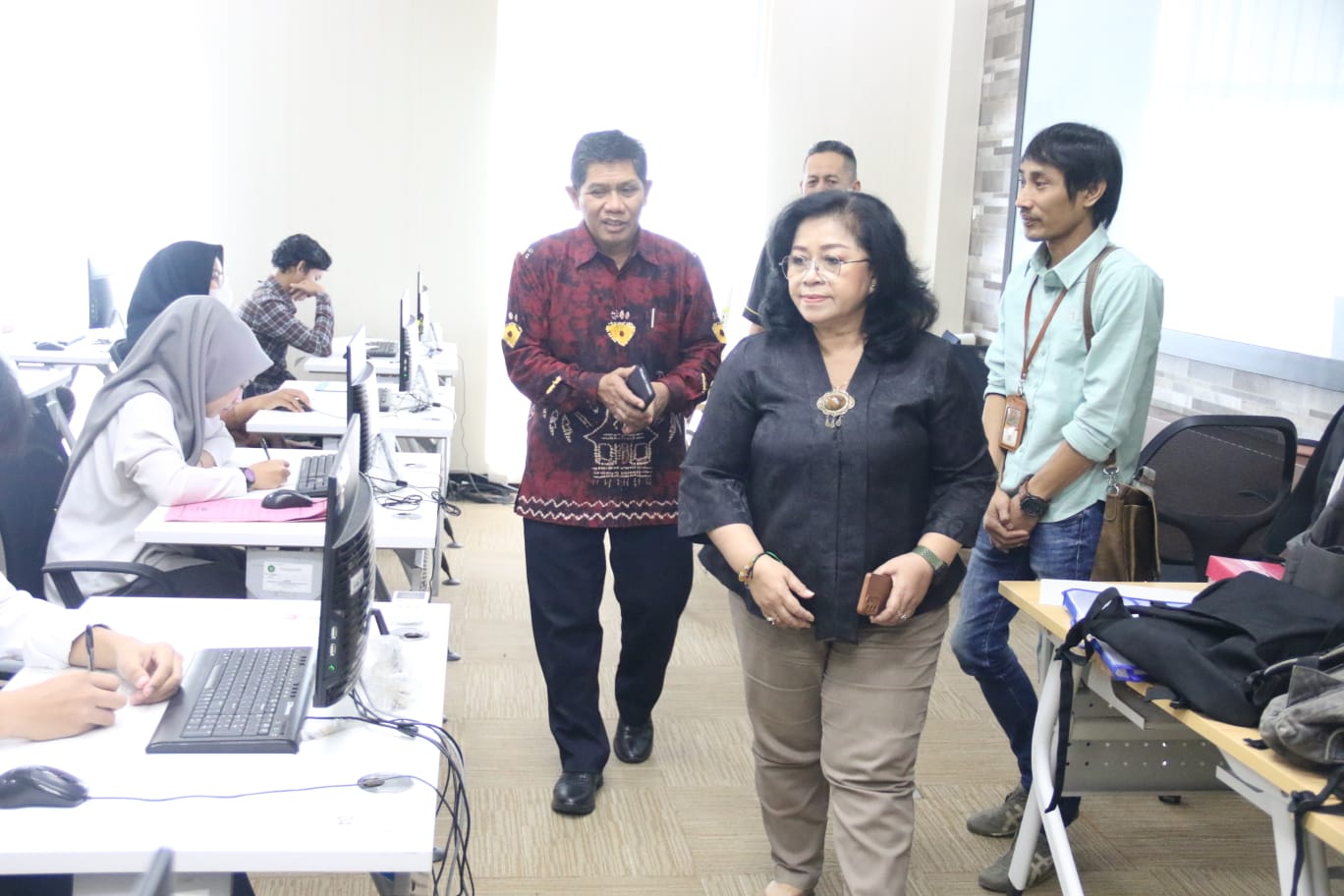 LANCAR: Wakil Rektor Universitas Mulawarman Bidang Akademik Prof Lambang Subagiyo (batik merah) saat meninjau salah satu ruang lokasi pelaksanaan UTBK SMMPTN di Unmul.