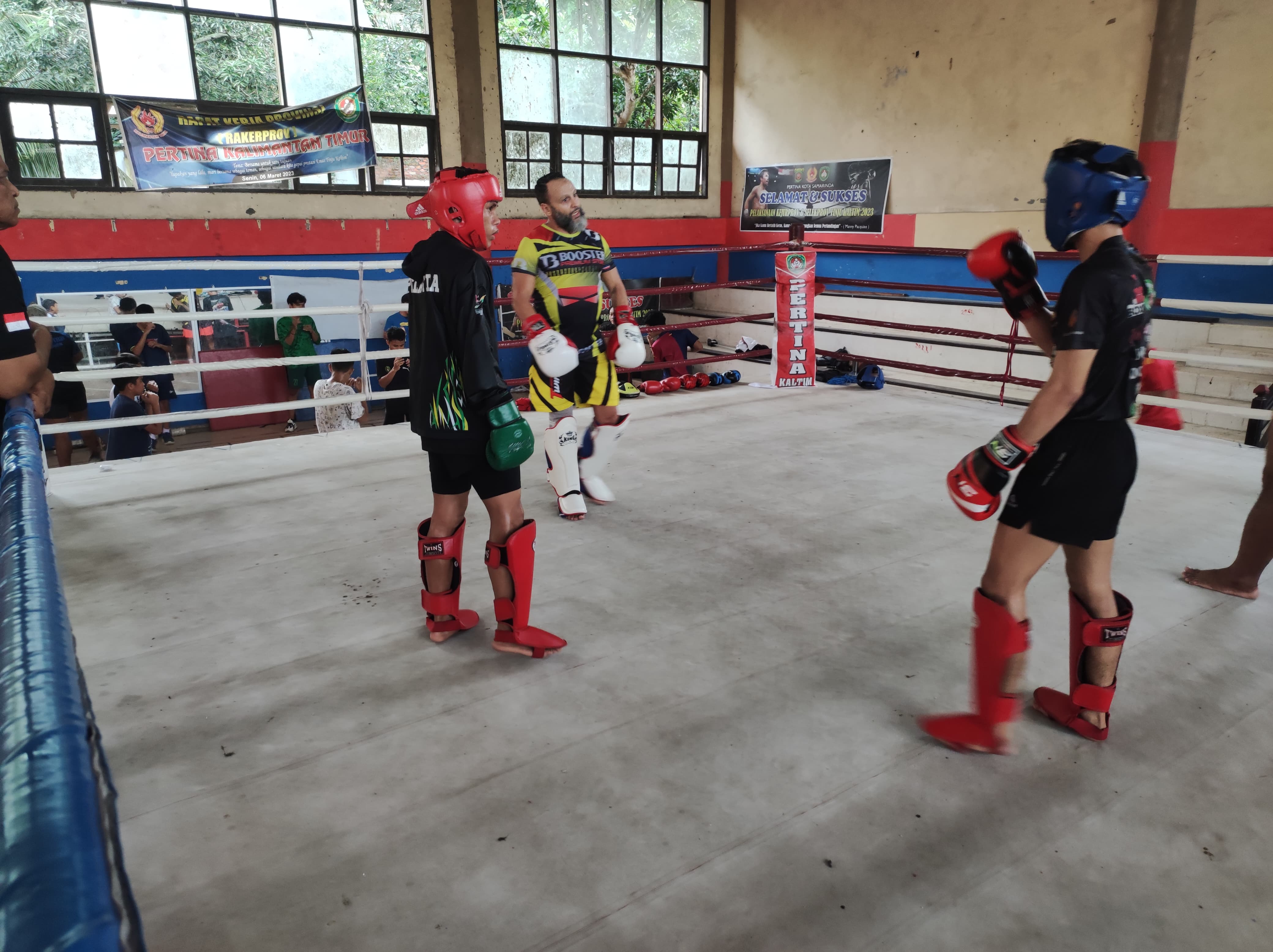 MOMEN BERHARGA: Abdul Kareem tampak serius membimbing para atlet kick boxing Kaltim dalam latihan di Gedung Behempas, Samarinda, Kamis (27/6).
