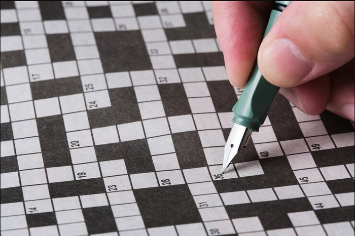 Ilustrasi seseorang mengisi kolom pada teka-teki silang.