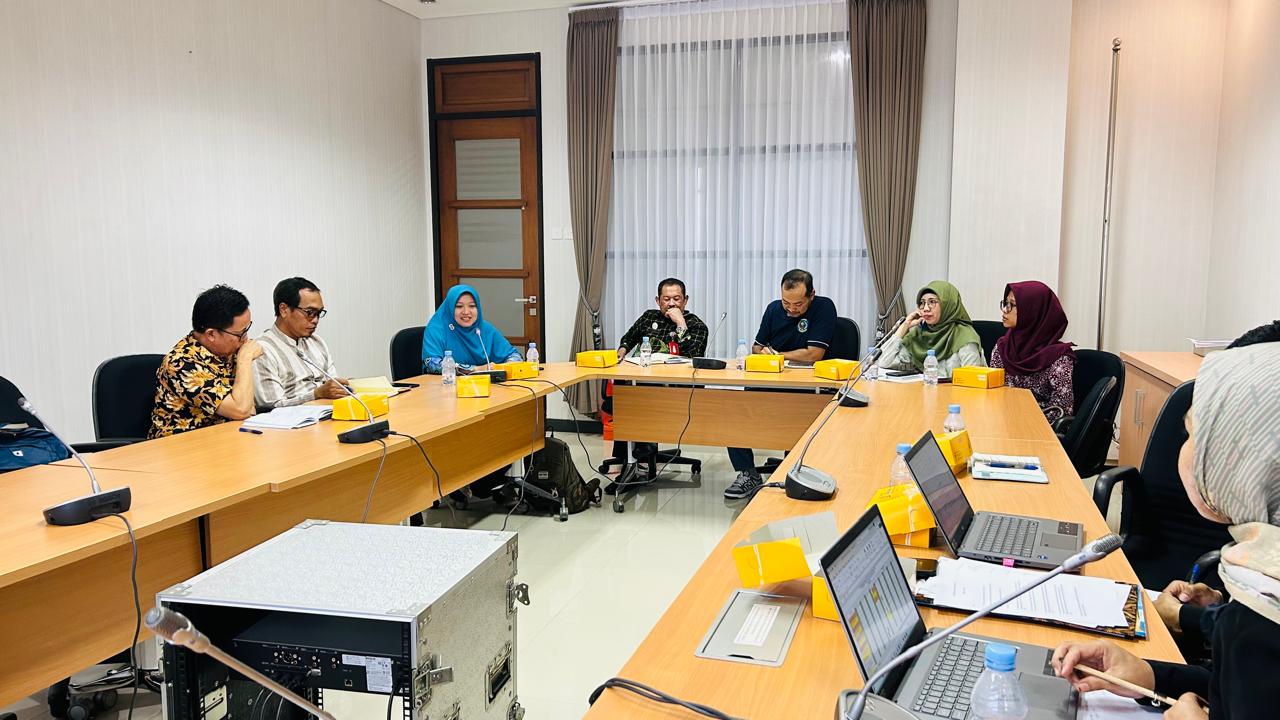 BISA MENYUSUT: Pansel menggelar rapat terkait pasca ditutupnya masa pendaftaran calon seleksi Dirut PT BME. (FOTO: ADIEL KUNDHARA/KP)