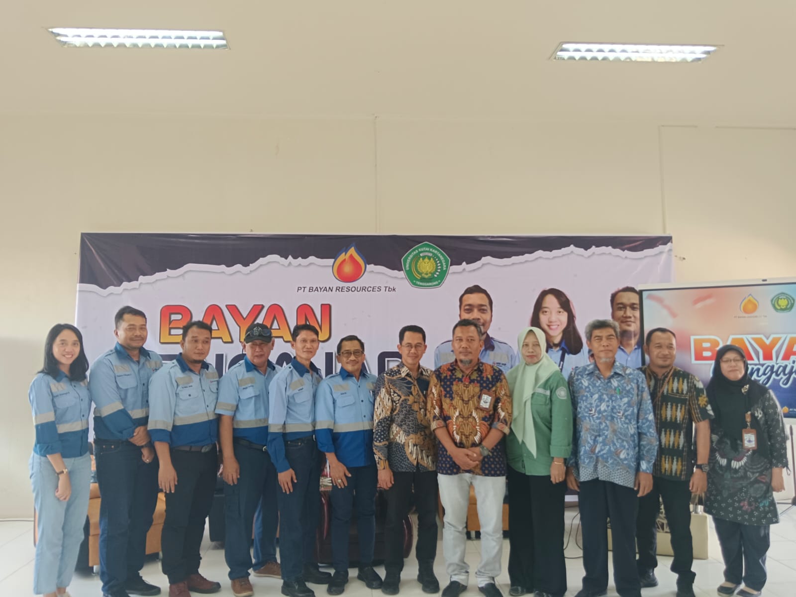 MOMEN BERSAMA: Manajemen PT Bayan Resouces Tbk bersama pimpinan akademika Unikarta setelah Bayan Mengajar memperingati Hari Lingkungan Hidup Sedunia, Kamis (27/6).