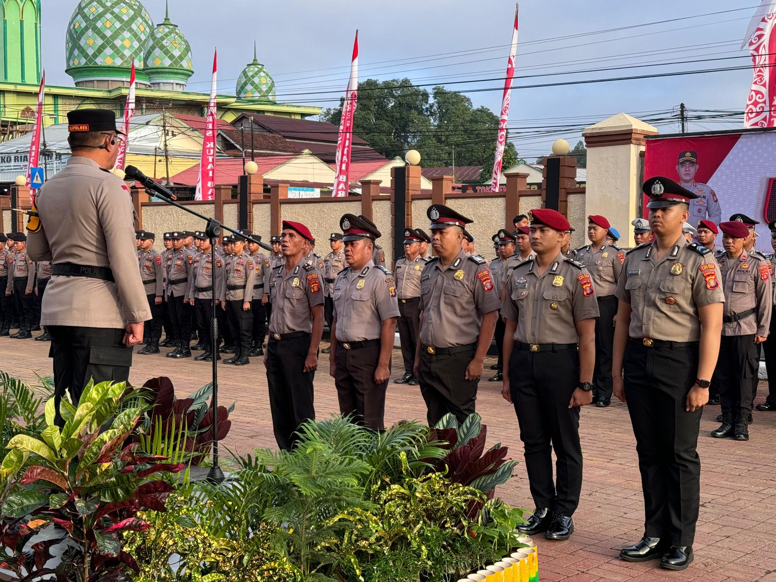 PROFESIONAL: Kapolres Kubar AKBP Kade Budiyarta memimpin upacara kenaikan pangkat.(FOTO: IST)