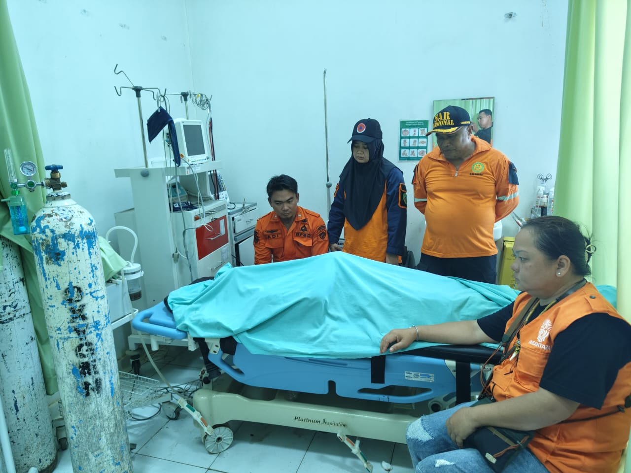 DUKA: Kepala BPBD PPU Muhammad Sukadi Kuncoro (dua kanan, berdiri) saat saat menunggui jenazah staf BPBD Kaltim, Tarman di RS Pratama. (FOTO: IST)