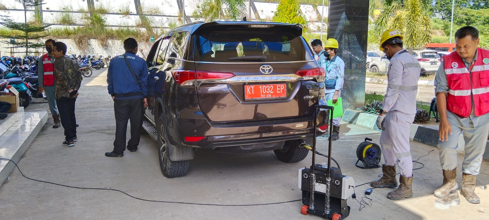 UJI PERTAMA: Dinas Lingkungan Hidup Paser bersama Kideco, melakukan uji emisi karbon kendaraan dinas berbahan bakar solar, Kamis (27/6).  (Foto: Najib/KP)
