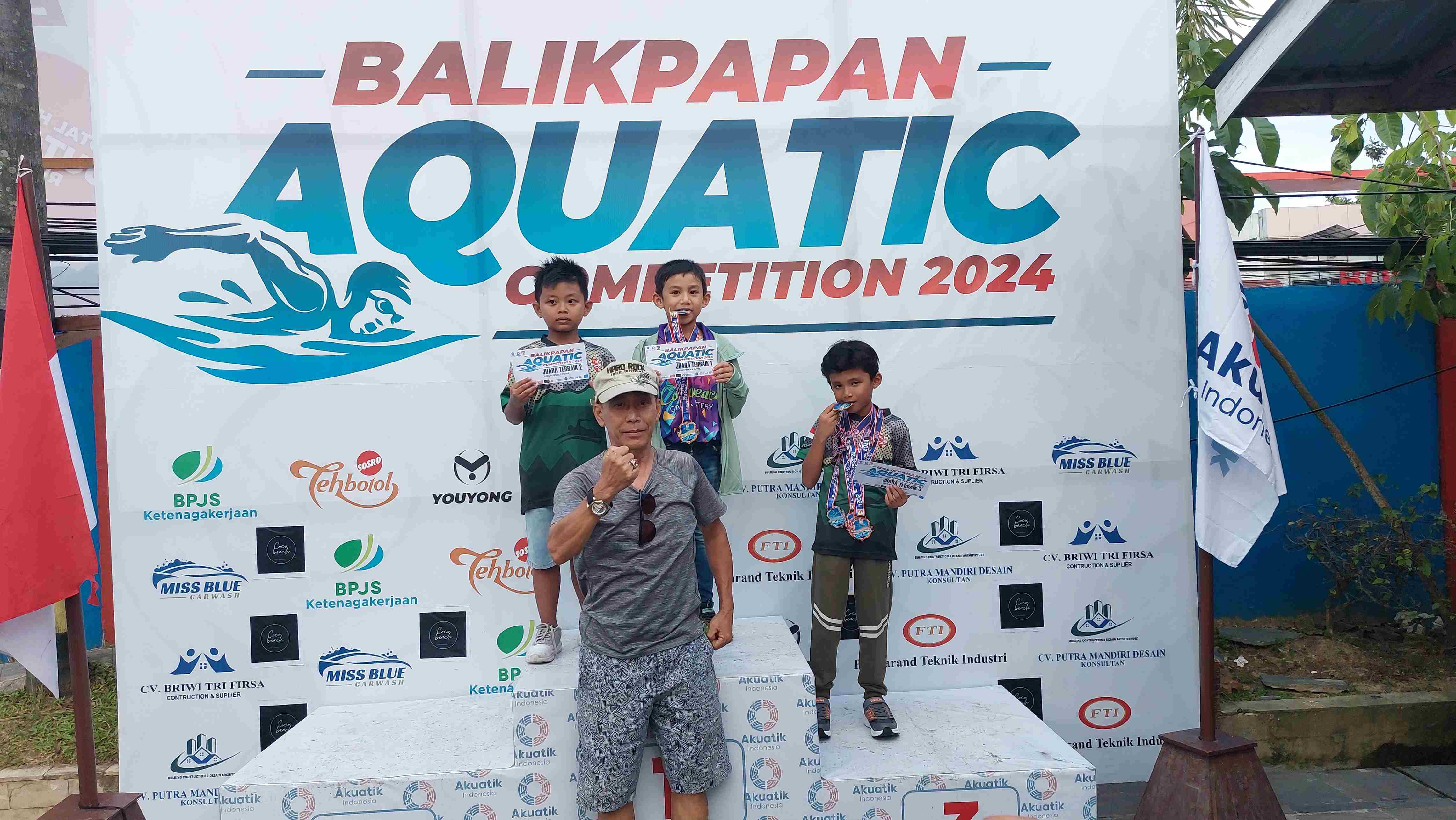MOMEN REGENERASI : Salah satu atlet Green Taruna Swimming Club (GTSC) yang sukses menyabet emas di nomor group pemula putra pada Kejurkot Balikpapan Aquatic Competition 2024.