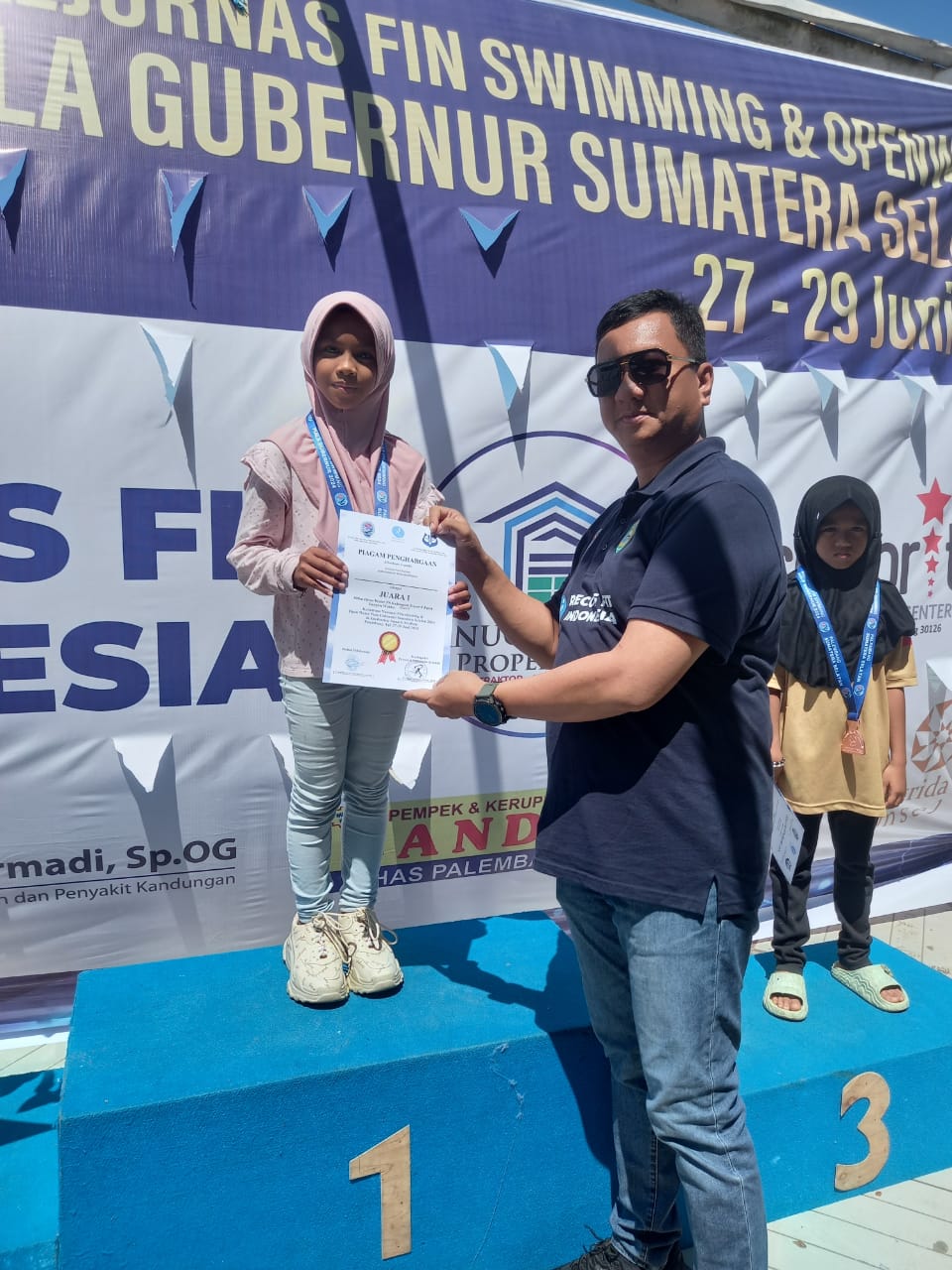PRESTASI: Khalisa Putri Nurilyas berhasil meraih 11 medali emas di kejuaraan Finswimming dan Open Water Finswimming antar klub 2024, Jakabaring, Palembang. (FOTO : IST)