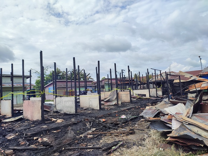 HANGUS LUDES: Puluhan toko di area penampungan Pasar Penyembolum Senaken hangus terbakar pada Sabtu subuh (29/6/2024).