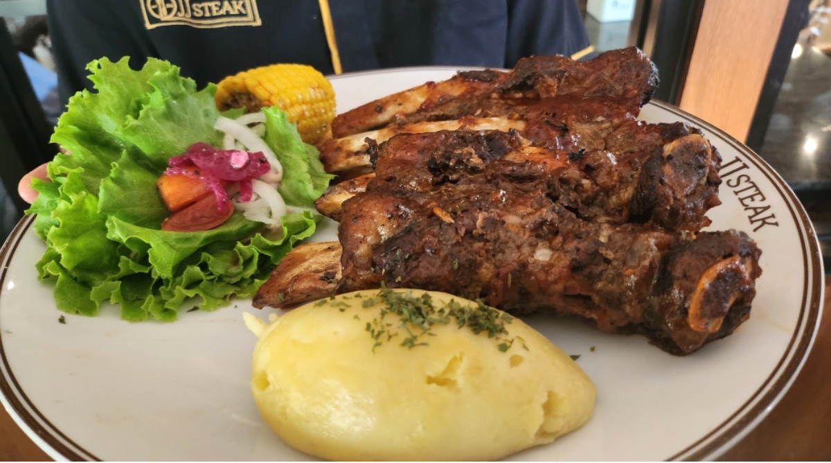 WAJIB COBA: Barbeque back ribs atau iga panggang ala JJ Steak ini merupakan salah satu menu best seller dan rekomendasi saat datang berkunjung.(FOTO: IST)