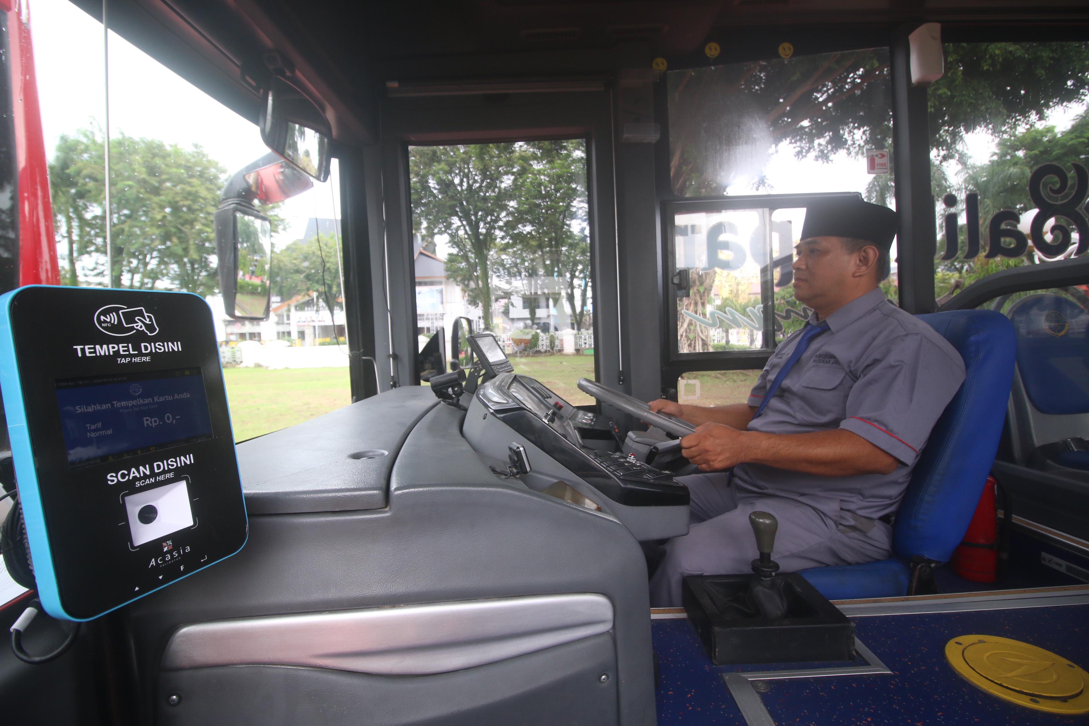 TUNGGU KEPUTUSAN: Meski tahap awal tidak dikenakan tarif, namun nantinya berlaku sistem cashless atau menggunakan kartu pembayaran elektronik. (FOTO: ANGGI PRADITHA/KP)