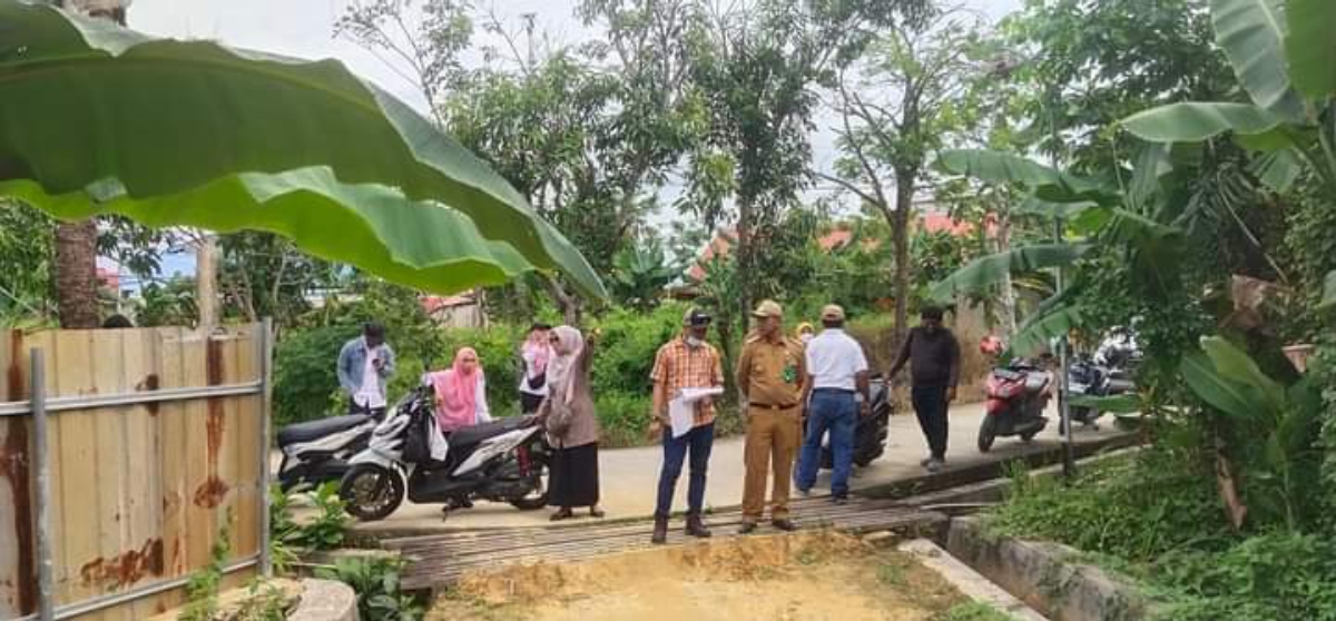 MINTA DICOR: Kelurahan Satimpo dan Dinas Perkimtan melakukan survei lapangan terkait pengerjaan yang akan dilakukan tahun ini.(FOTO: ADIEL KUNDHARA/KP)