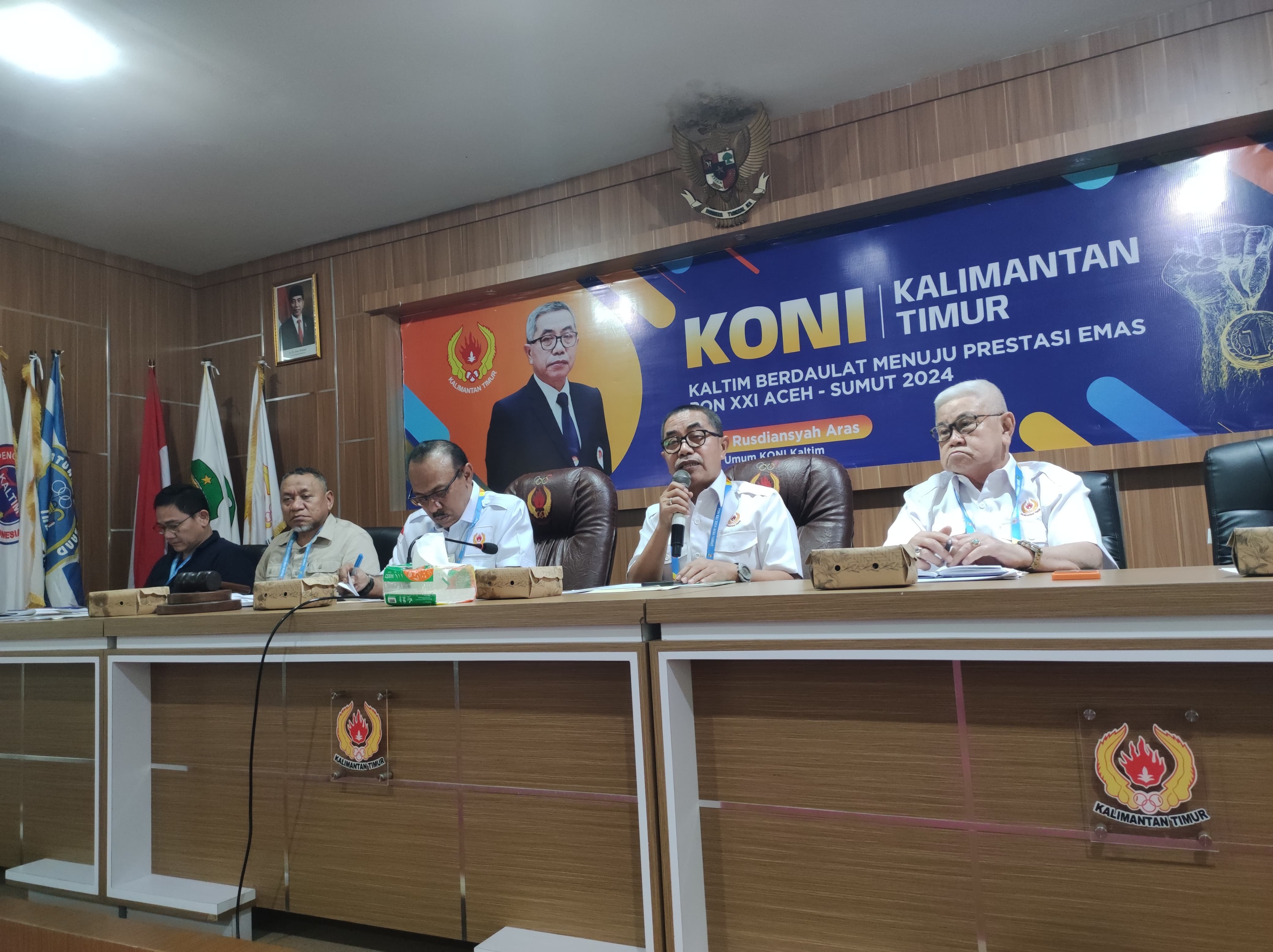 PENGAYOM: Ketua KONI Kaltim Rusdiansyah Aras (kedua kanan) bersama jajaran memberi arahan kepada para manajer cabor yang baru dikukuhkan Senin (1/7).