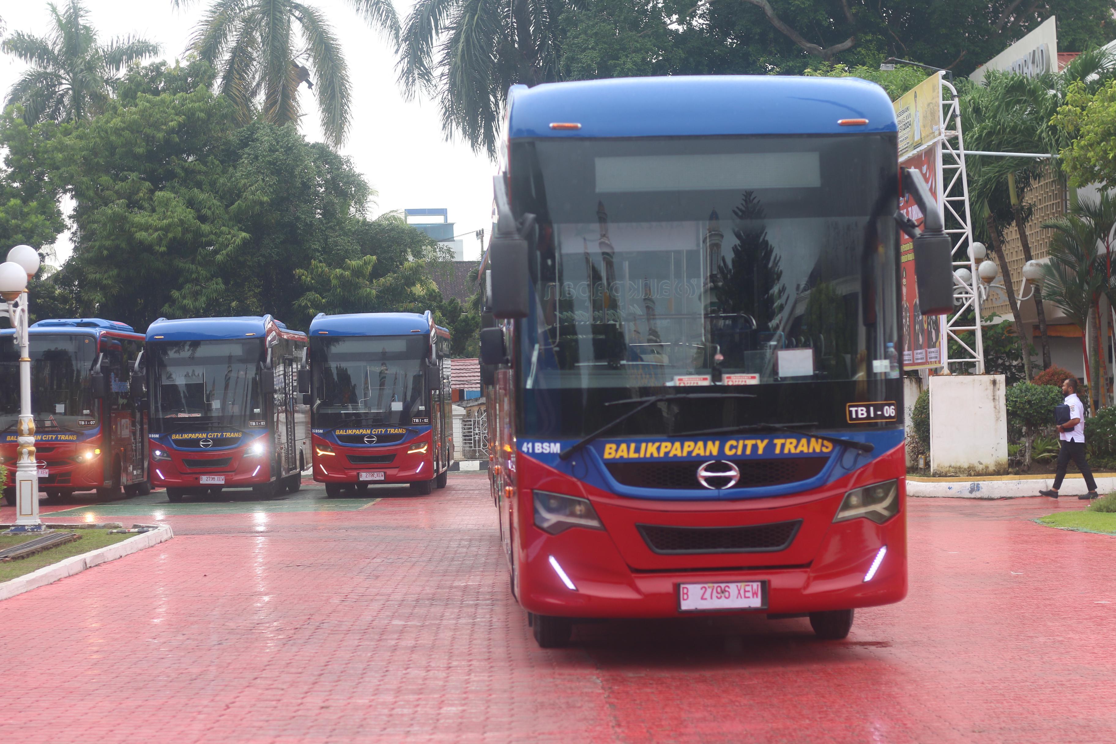 MULAI MENGASPAL: Balikpapan City Trans beroperasi sebagai moda transportasi baru di Kota Minyak. (FOTO: ANGGI PRADITHA/KP)