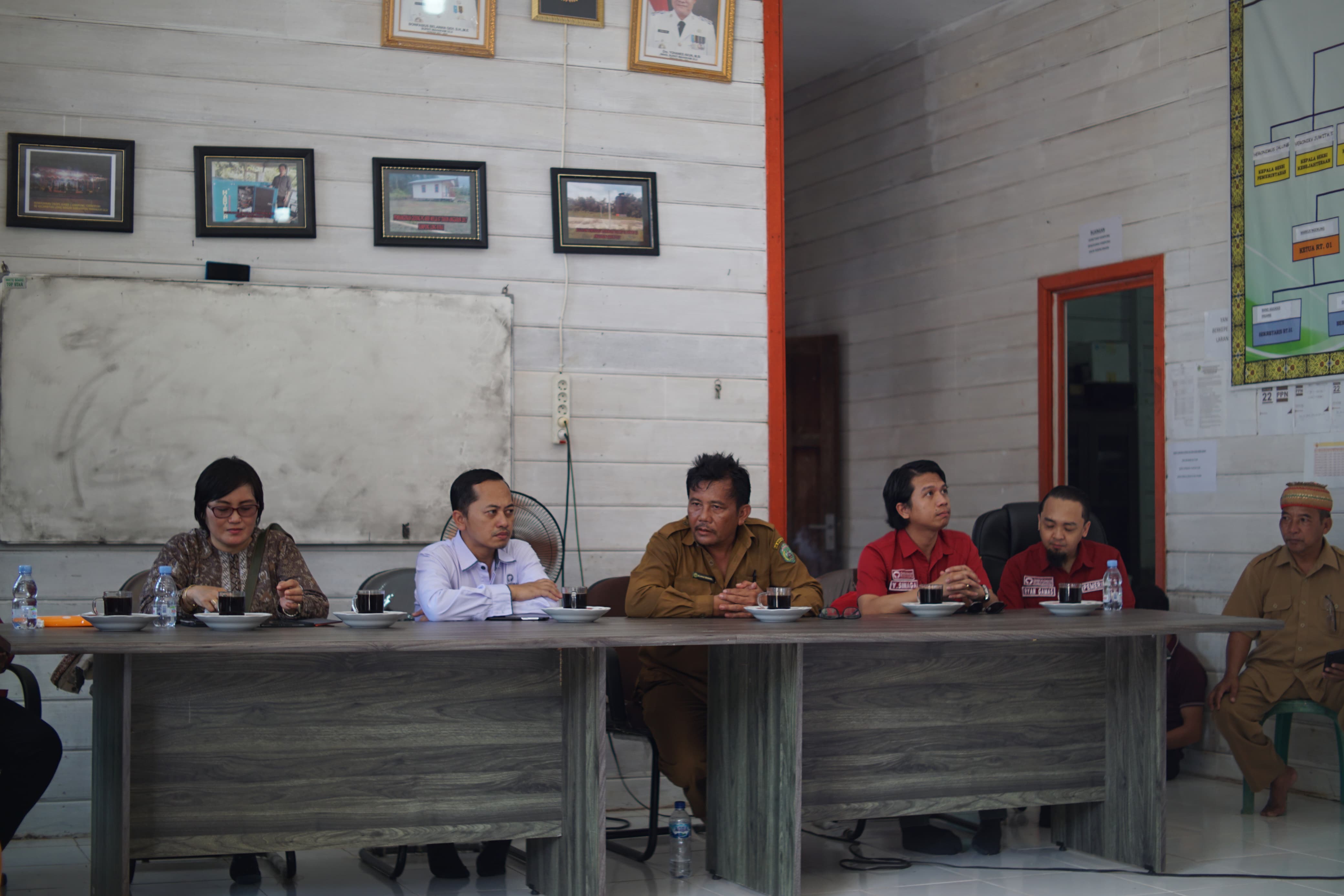 RAJIN: Hadi Rahman (dua kiri), Kristina Tening (kiri) dan Selvanus Sengiang (tiga kiri) saat diskusi dengan warga Kampung Long Hurai di Kantor Petinggi, Selasa (2/7).(FOTO: JODI)
