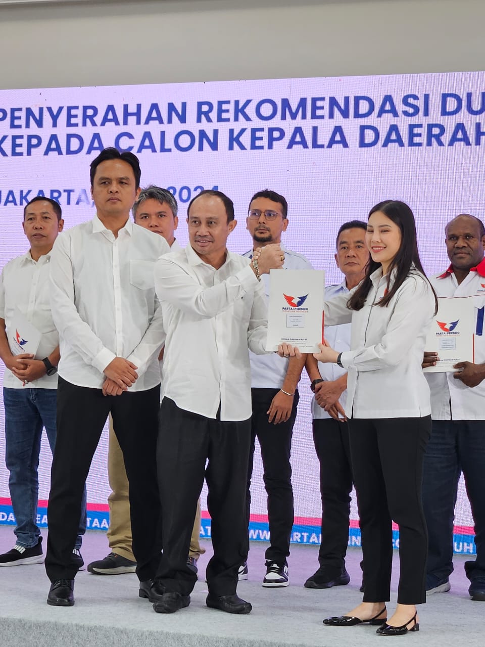 TAMBAHAN: Pasangan Sahadi Alexander Edmond saat menerima rekomendasi dari Perindo. (FOTO: IST)