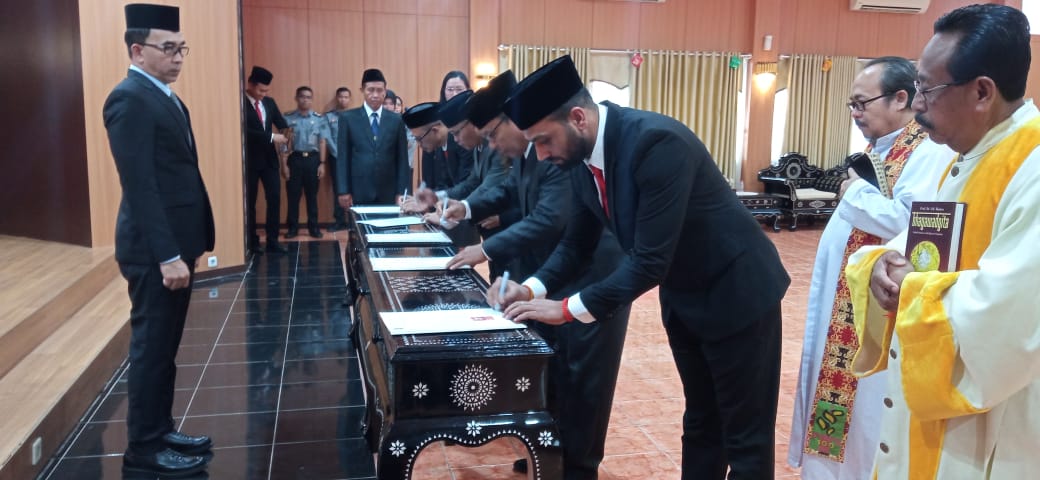 SELAMAT: Suasana pengambilan sumpah janji setia kewarganegaraan oleh PPNS dan PAW MPD Notaris. (FOTO: IST)
