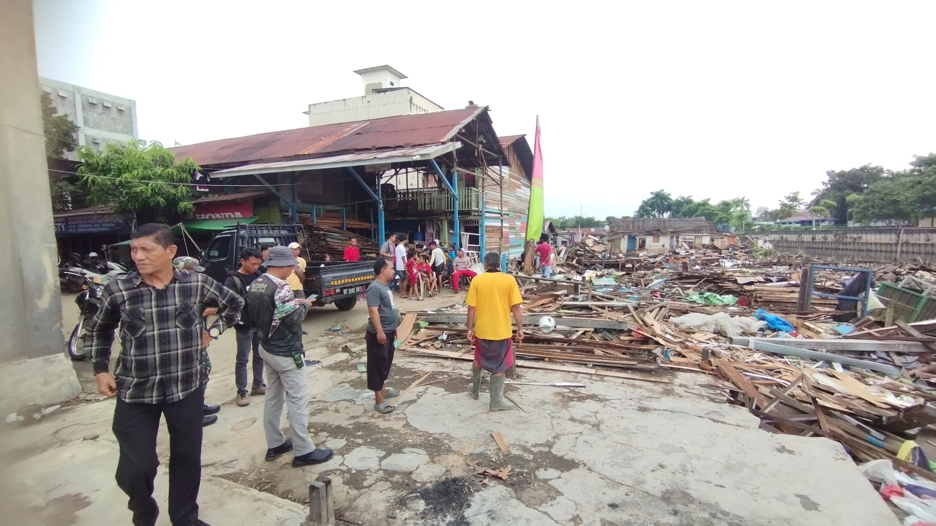 PEMELIHARAAN: Tim pengerukan sungai menarget penyelesaian pekerjaan di segmen kelurahan Temindung Permai rampung dua bulan ke depan, Selasa (2/7). (FOTO: DENNY SAPUTRA/KP)&nbsp;  &nbsp;  &nbsp;