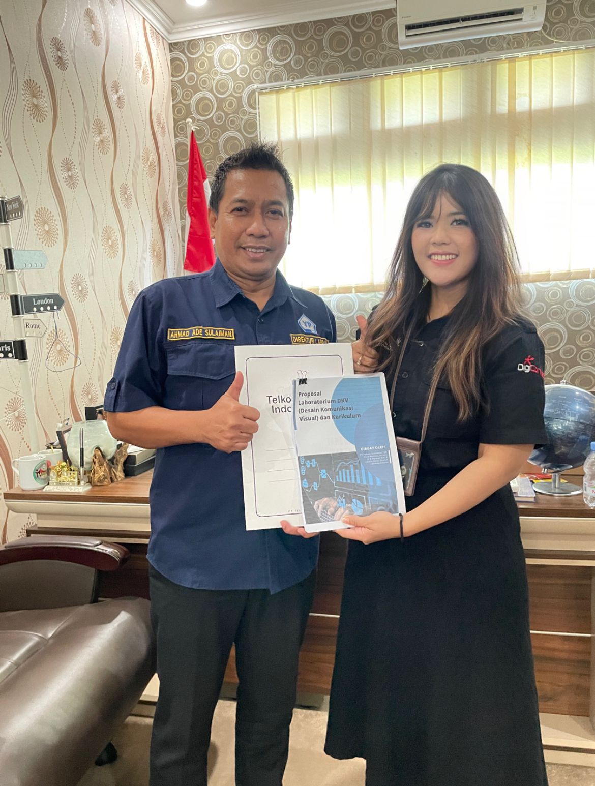 BERSINERGI: Kepsek SMK TI LABBAIKA Samarinda Ahmad Ade Sulaiman (kiri) bersama Adelowys Sinaga selaku Account Manager Divisi Business Service Telkom Witel Samarinda (kanan).