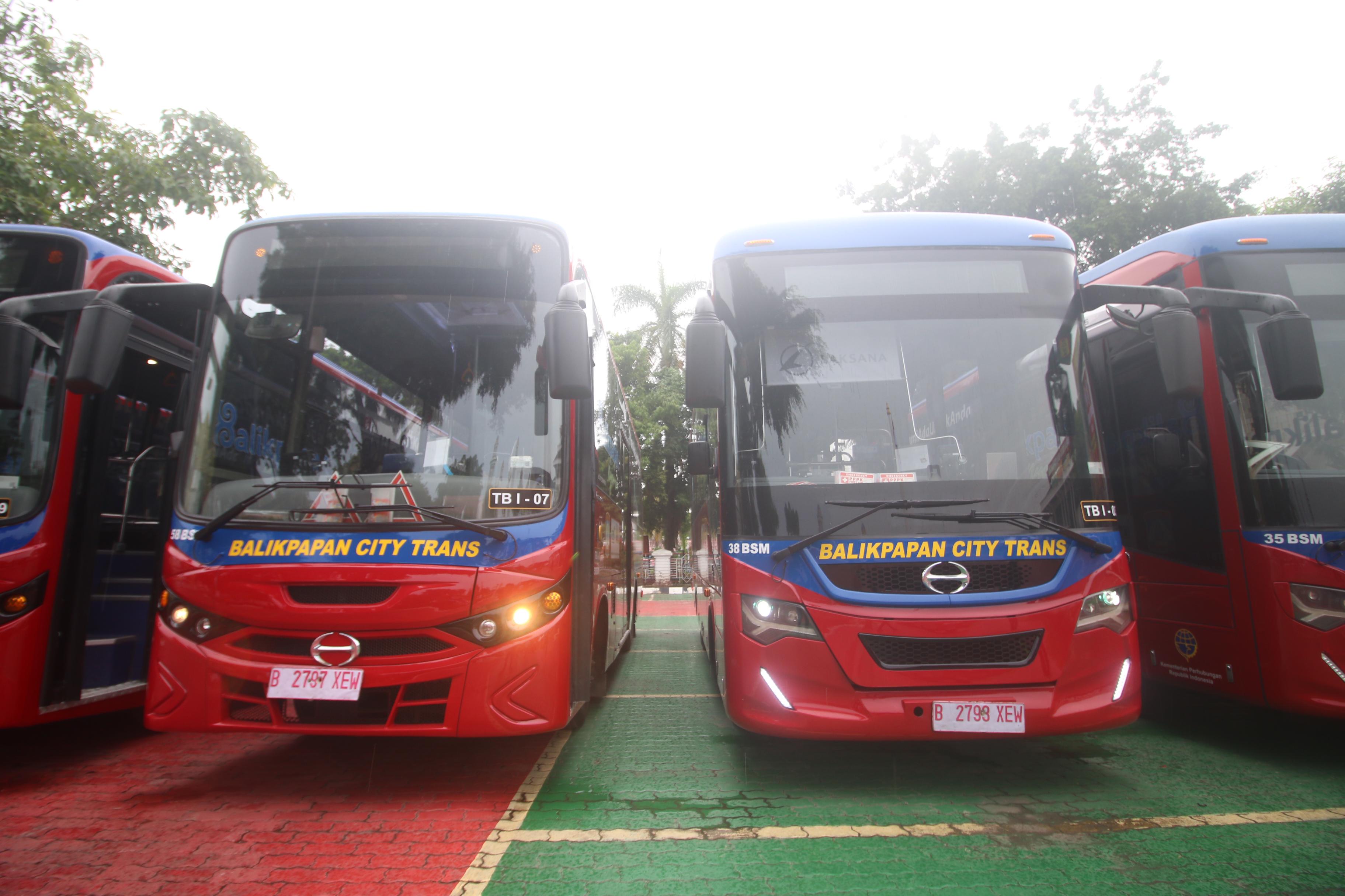 PERSIAPAN: Saat ini, Balikpapan City Trans belum memungut biaya. Namun pengguna tetap harus melakukan&nbsp;tap&nbsp;dengan e-Money. (FOTO: ANGGI/KP)