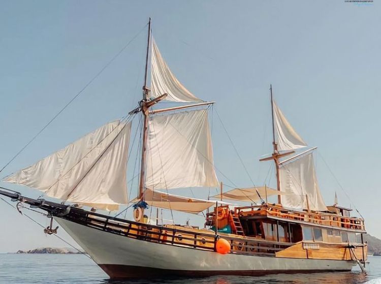 Kapal phinisi Mahligai yang berlayar di Teluk Balikpapan. (Foto: IG/MahligaiPhinisiBalikpapan)