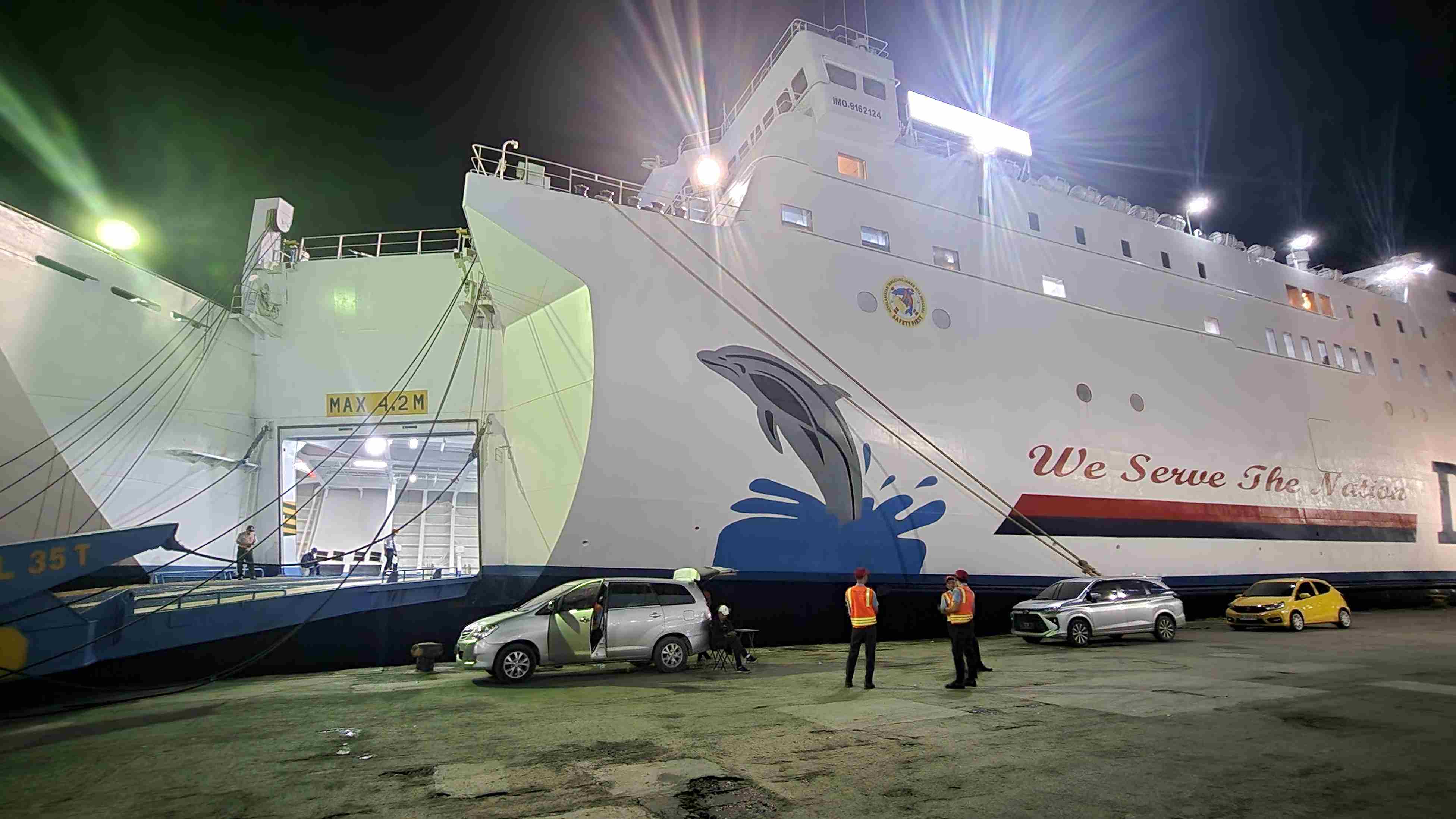 KM Dharma Lautan Kencana bersandar di Pelabuhan Semayang. (FOTO:Ulil)