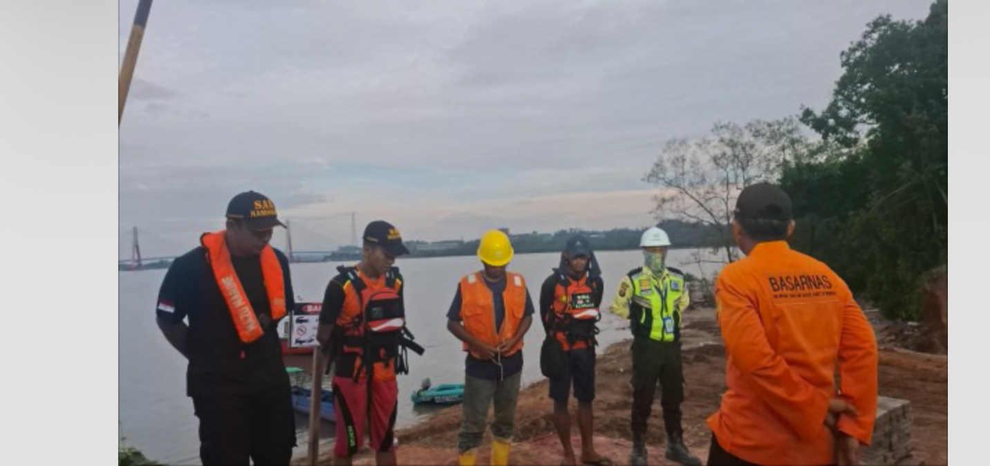 MASIH BERUSAHA: Tim SAR melakukan evaluasi pencarian korban di Teluk Balikpapan. (Foto: Ist)