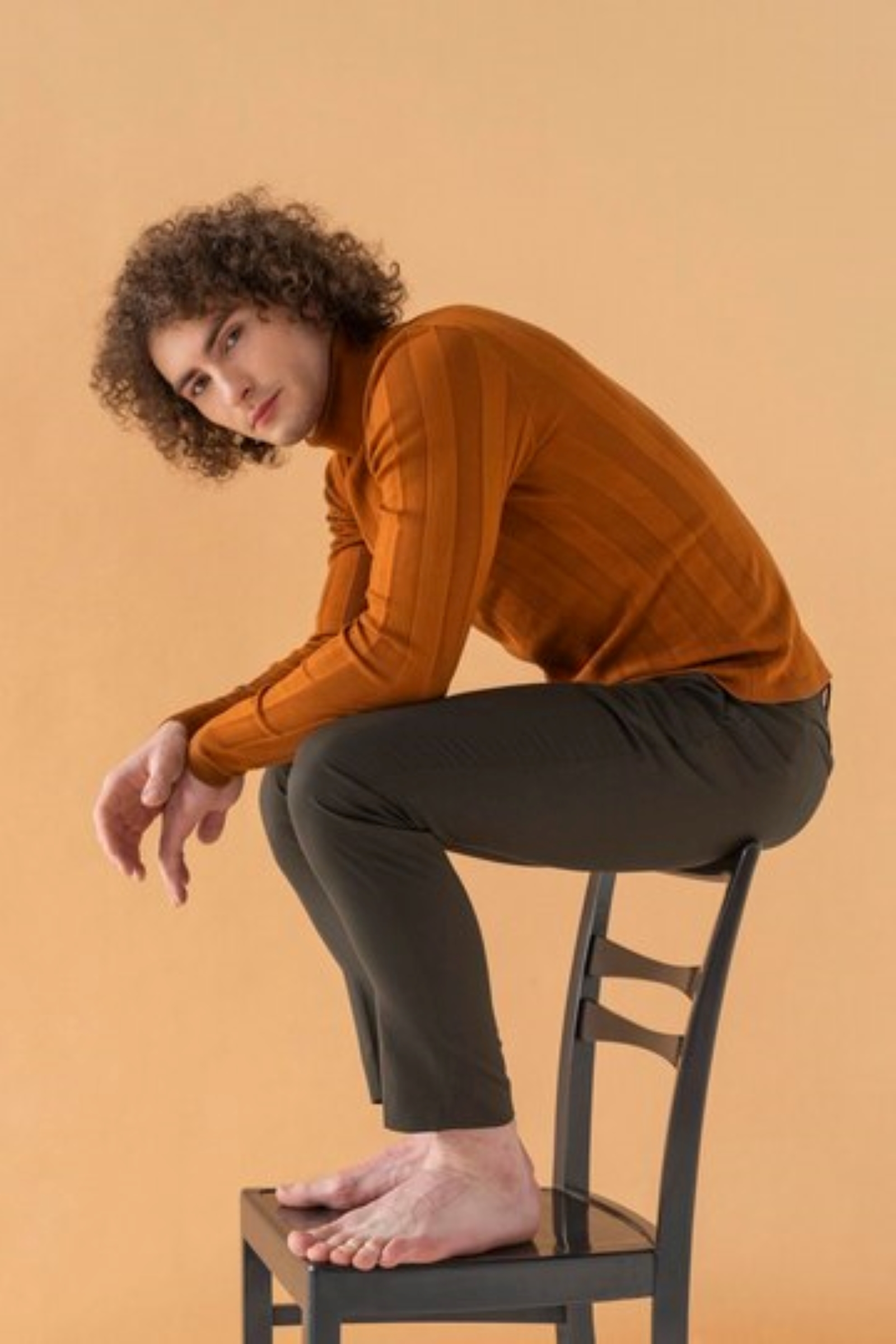 Kombinasi warna mustard dan dark brown.
