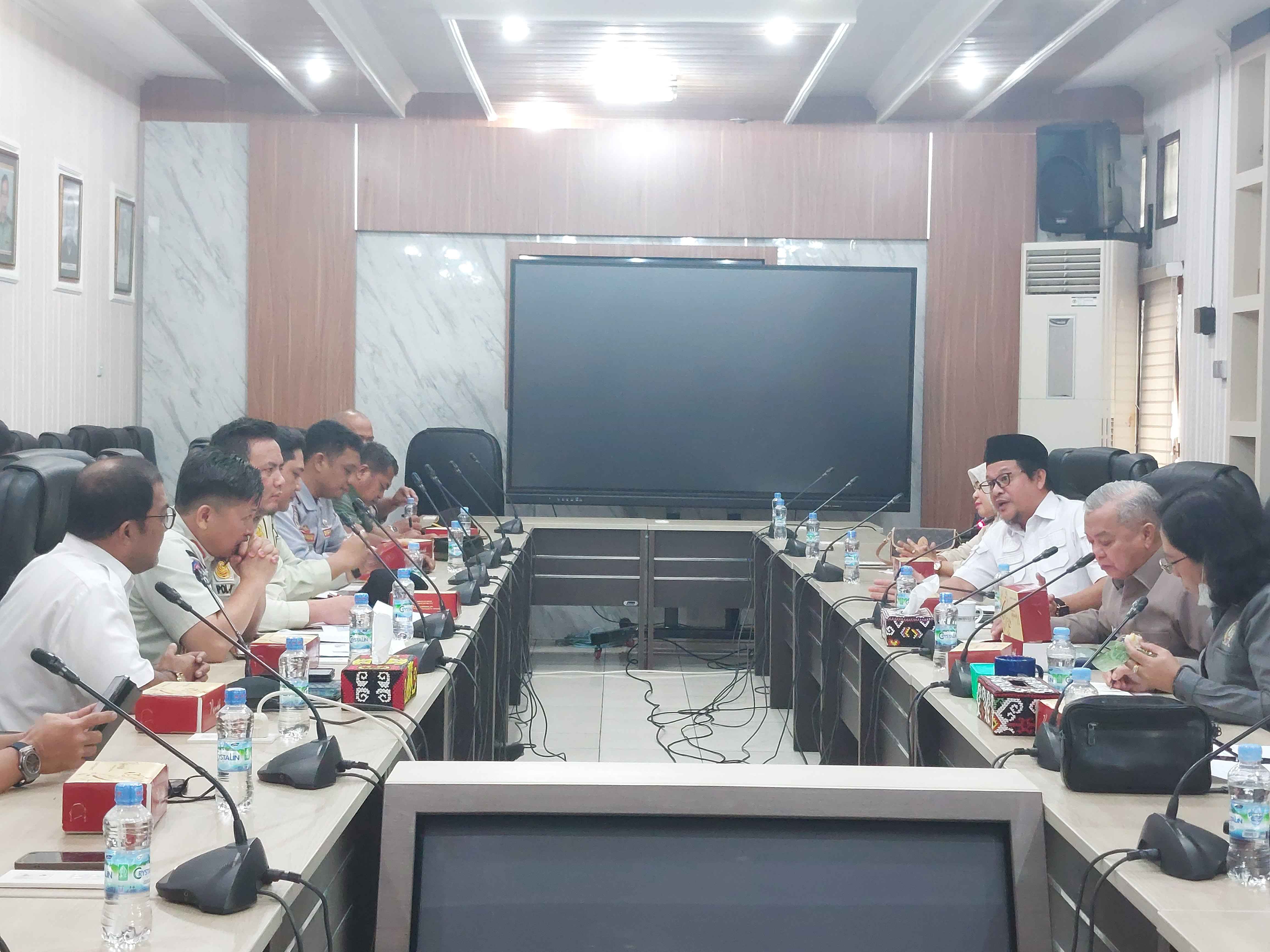 LINTAS OPD: RDP Komisi II DPRD Balikpapan bersama mitra OPD untuk penertiban fasum dan fasos di wilayah Pasar Pandansari,  Rabu (3/7). (Foto: Dina/KP)