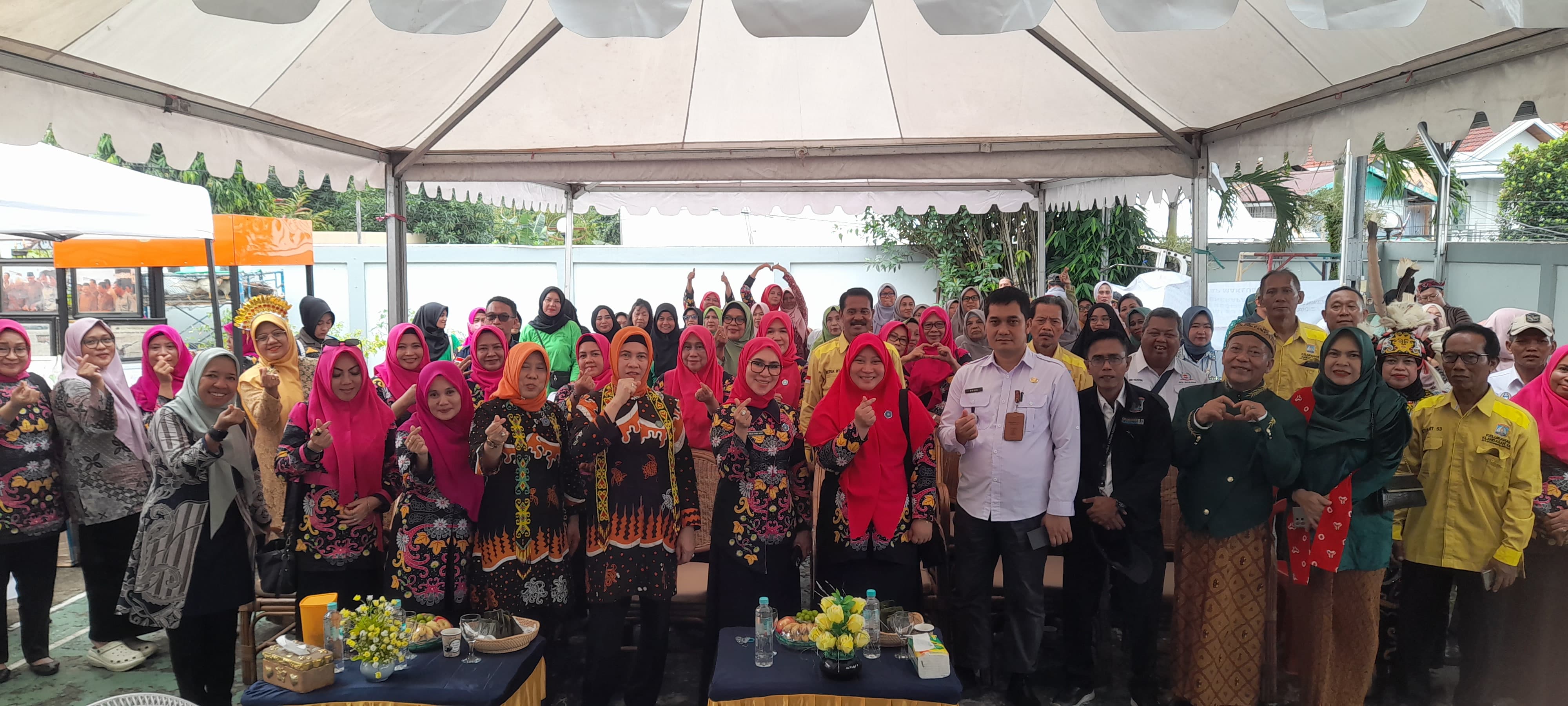 TINJAU: Camat Balikpapan Kota Rosin Suparlan (baju putih) bersama Lurah Klandasan Ilir beserta pengurus TP-PKK kecamatan dan kelurahan mendampingi Tim Verifikasi Lapangan TP-PKK Provinsi Kaltim.