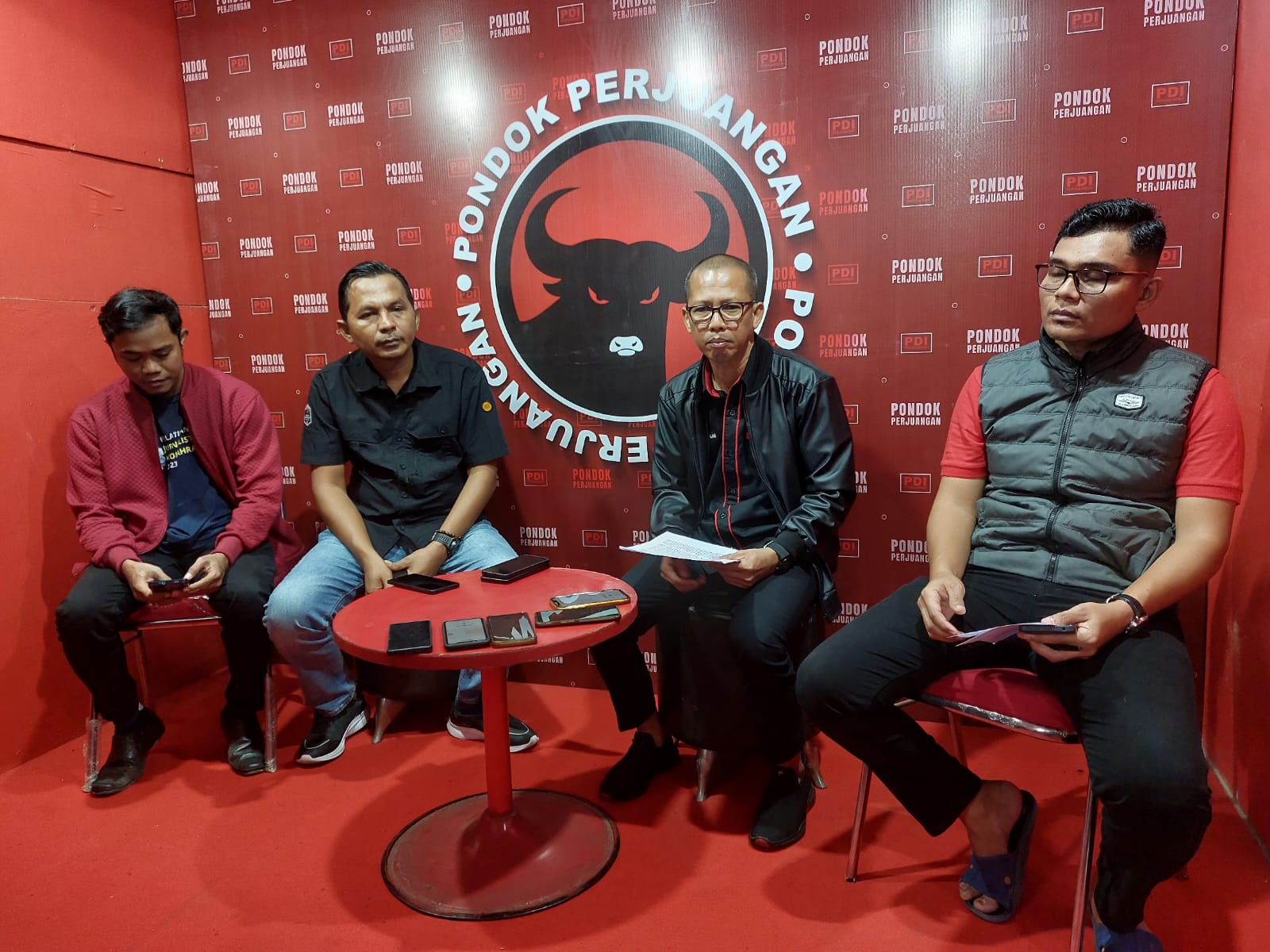 Badan Pemenangan Pemilu DPC PDIP Kukar menggelar keterangan pers terkait terbitnya PKPU di Tenggarong, Kukar, Rabu (3/7).