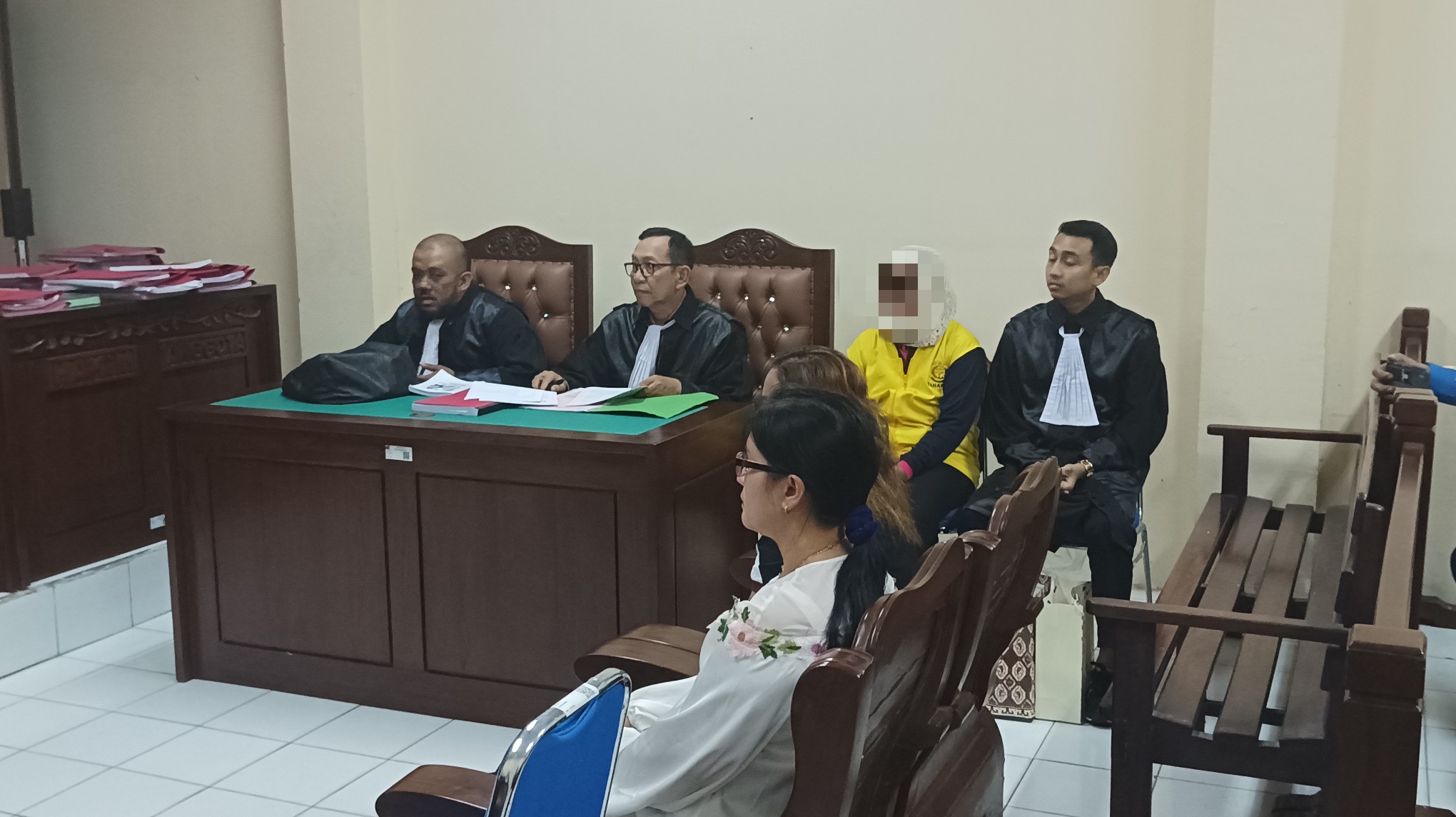 SAKSI: Di hadapan majelis hakim dua saksi beberkan kasus dugaan penggelapan sertifikat tanah. (SYAHRUL/KP)
