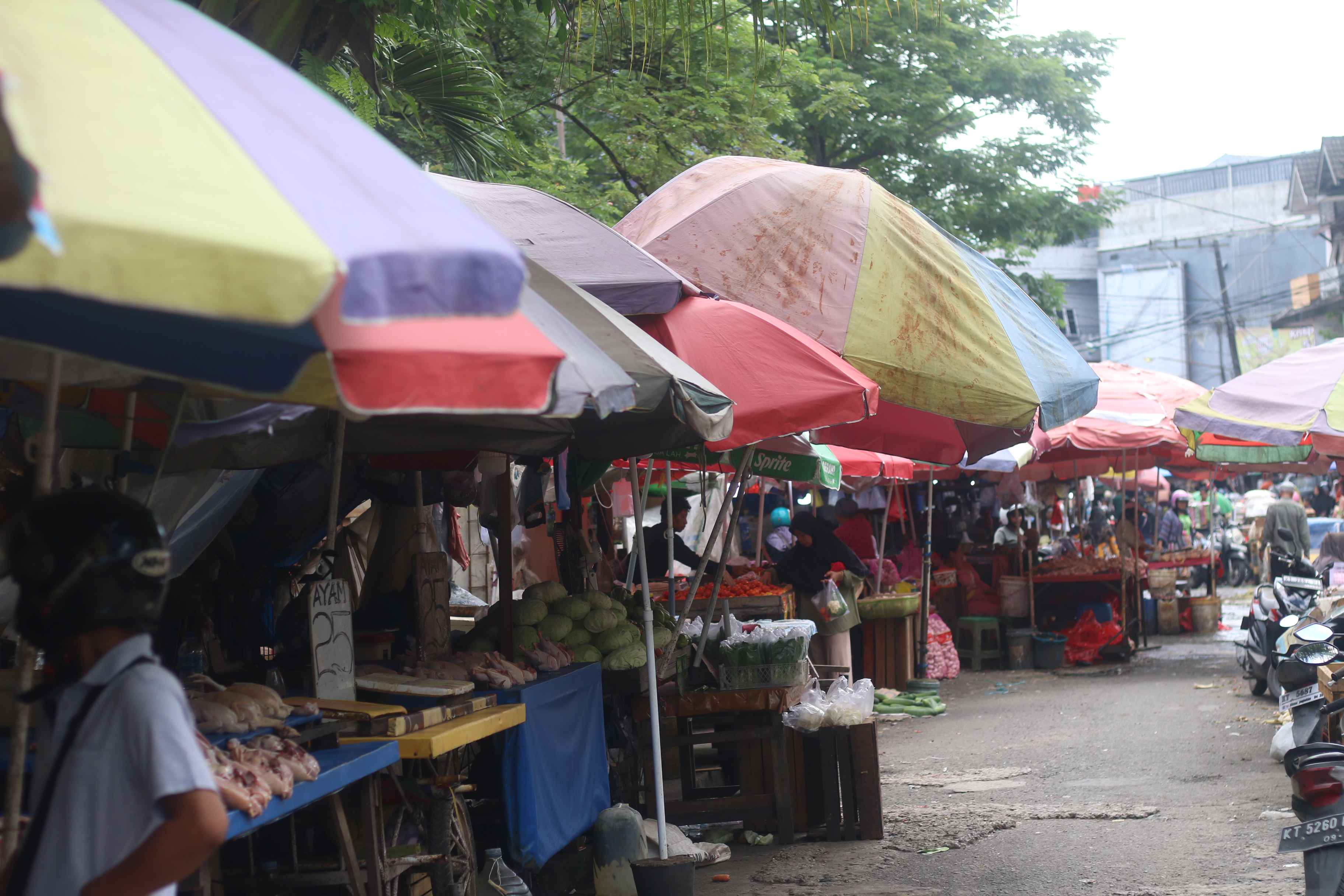 TUTUPI FASUM: Suasana pedagang yang berjualan di salah satu akses Pasar Pandansari. (FOTO: ANGGI/KP)