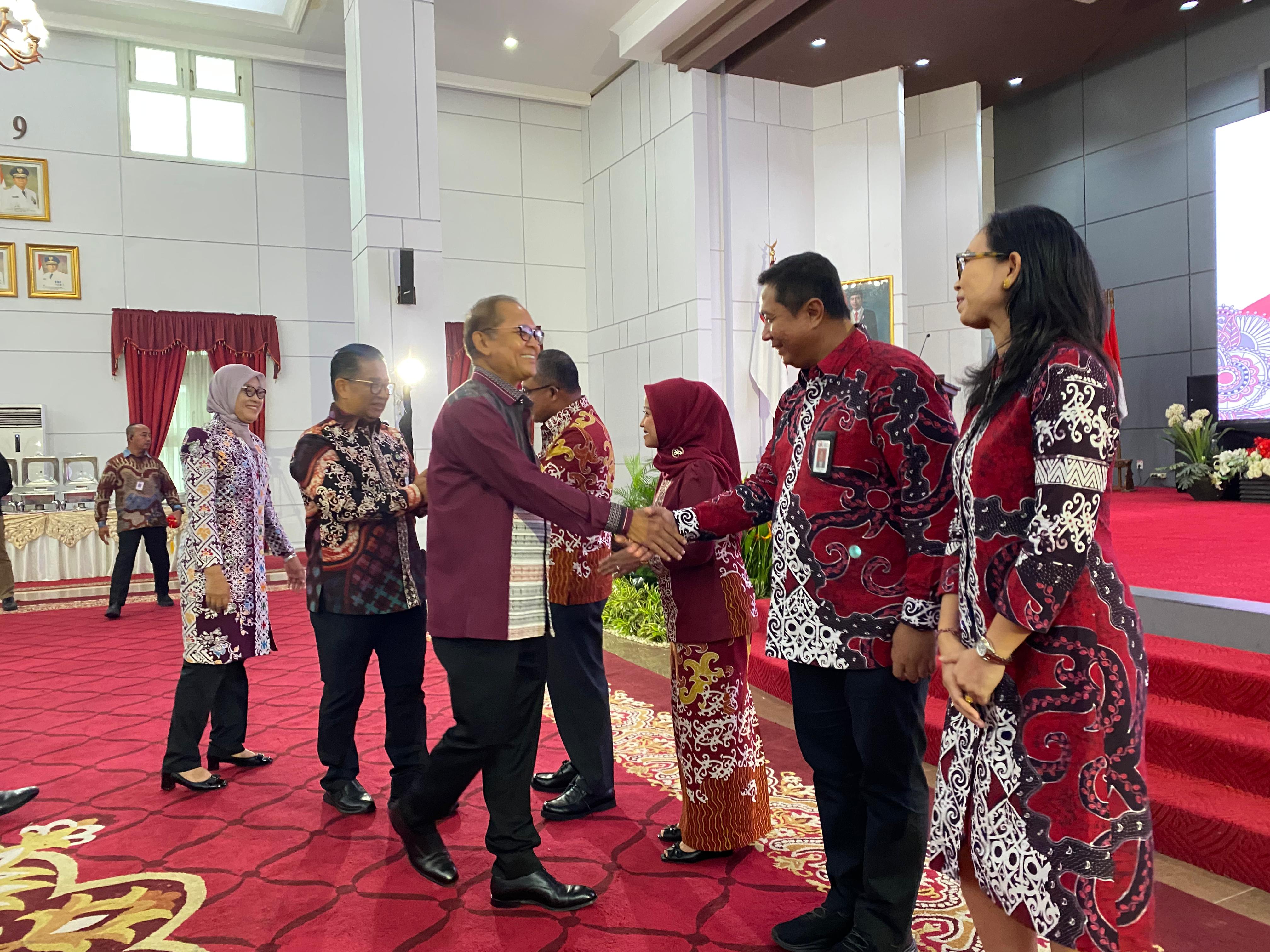 SELAMAT: Anggota Dewan Komisioner OJK Ogi Prastomiyono memberikan ucapan selamat purna tugas di Kaltim kepada mantan Kepala OJK Kaltim dan Kaltara Made Yoga Sudharma.