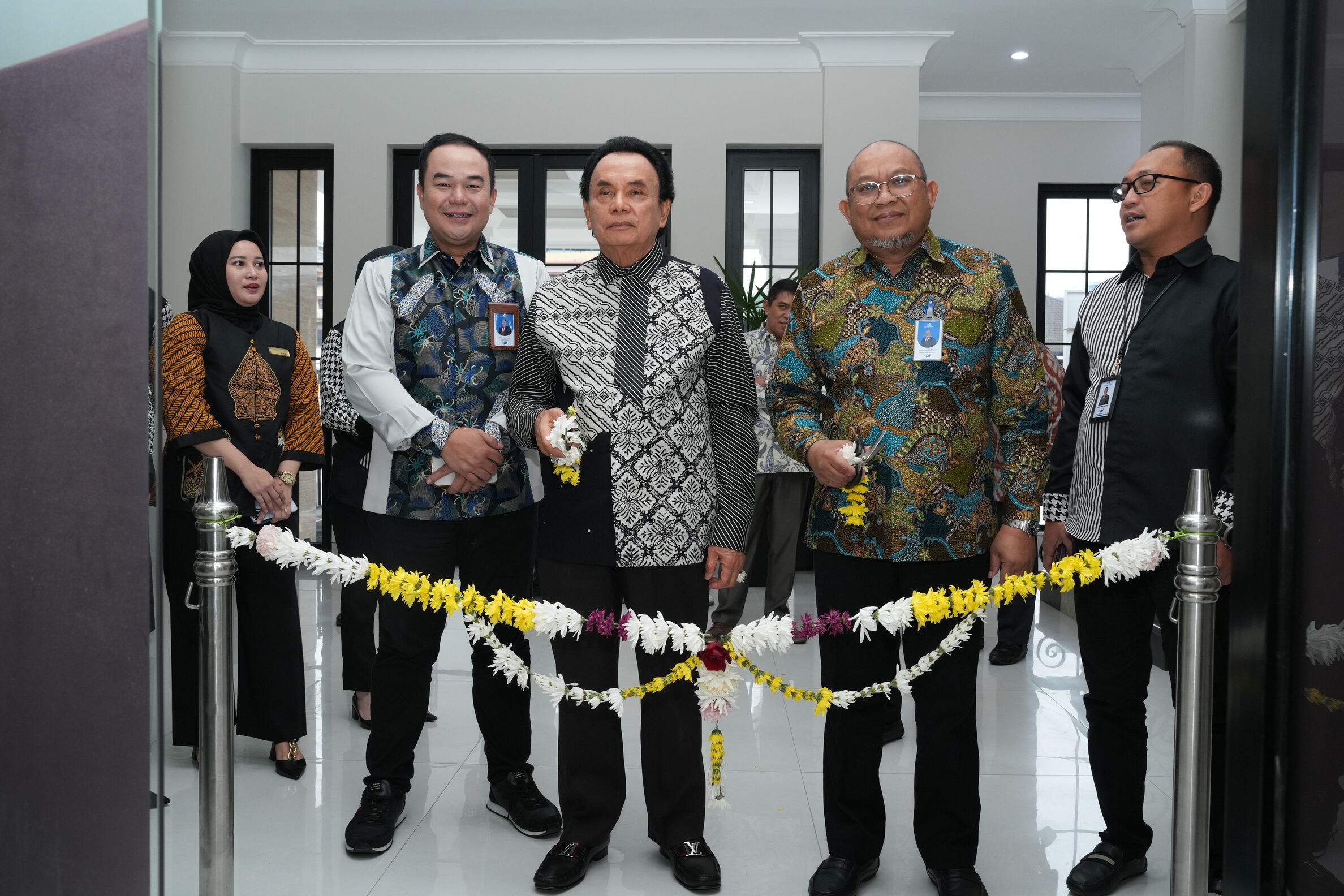 PEMOTONGAN PITA: Prosesi pemotongan pita peresmian Gedung Prioritas, Kantor Cabang Utama Samarinda oleh Muhammad Edwin (kedua kanan) dan Muchyar DM (ketiga kanan), Jumat (5/7).