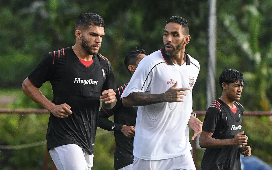 ADAPTASI AMAN: Berguinho (jersey hitam) telah bergabung dalam sesi latihan Borneo FC. (FOTO: Borneo FC Media)