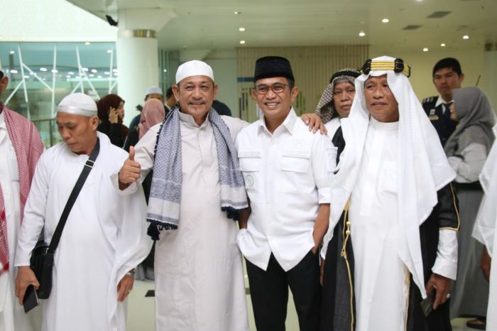 Rahmad Mas&rsquo;ud (dua kanan) menyambut jamaah haji plus asal Balikpapan di Bandara SAMS Sepinggan, Rabu (3/7).